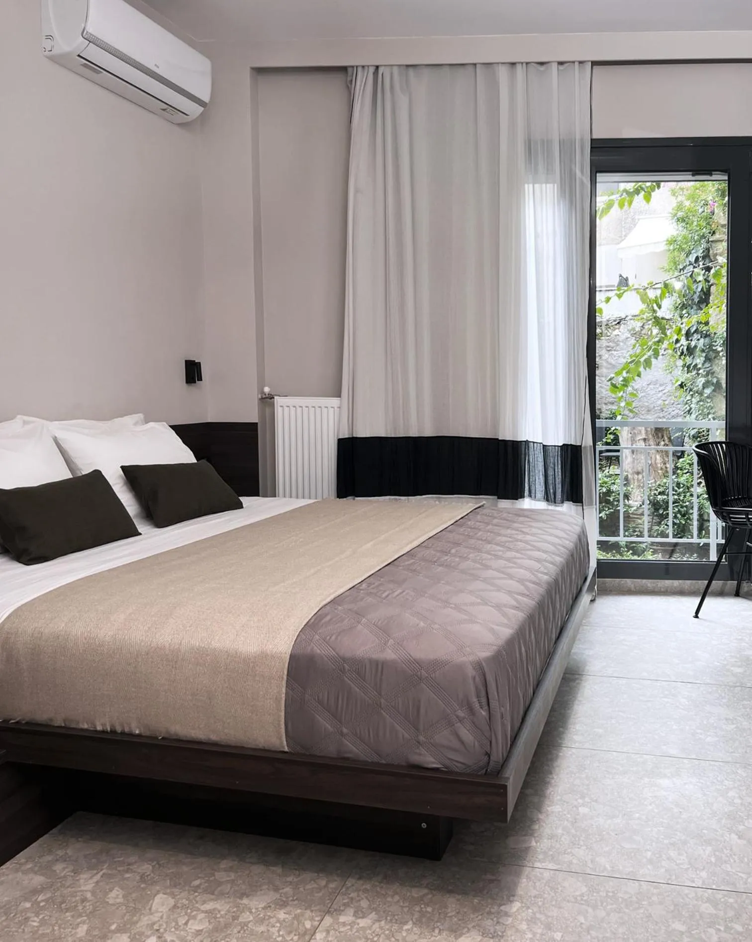 Photo of the whole room, Bed in Cityzoe Athens Suites