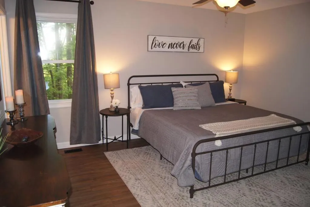 Bed in Less than 3 miles to Downtown with firepit