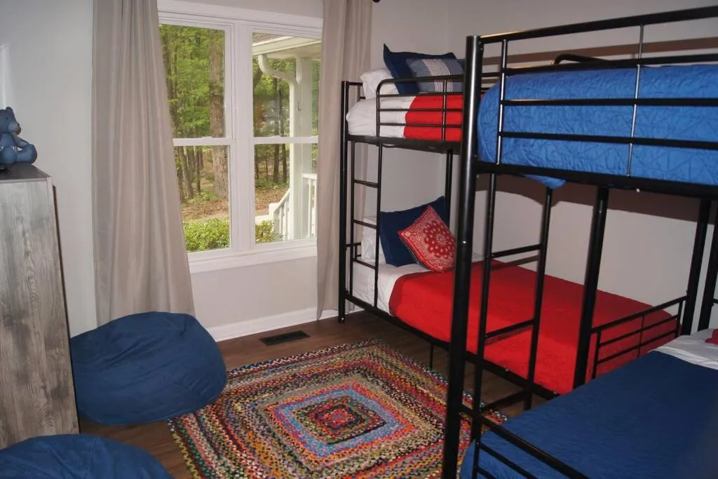 Bed in Less than 3 miles to Downtown with firepit
