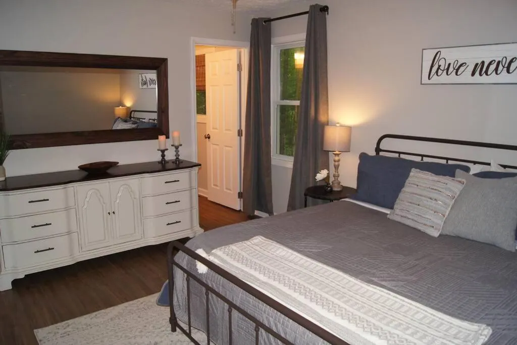 Bed in Less than 3 miles to Downtown with firepit