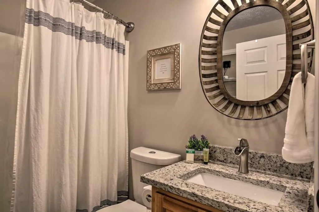 Less than 3 miles to Downtown with firepit