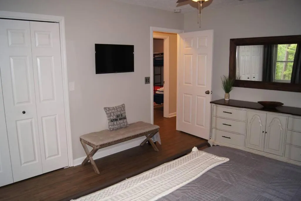 Less than 3 miles to Downtown with firepit