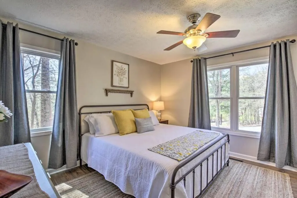 Bed in Less than 3 miles to Downtown with firepit