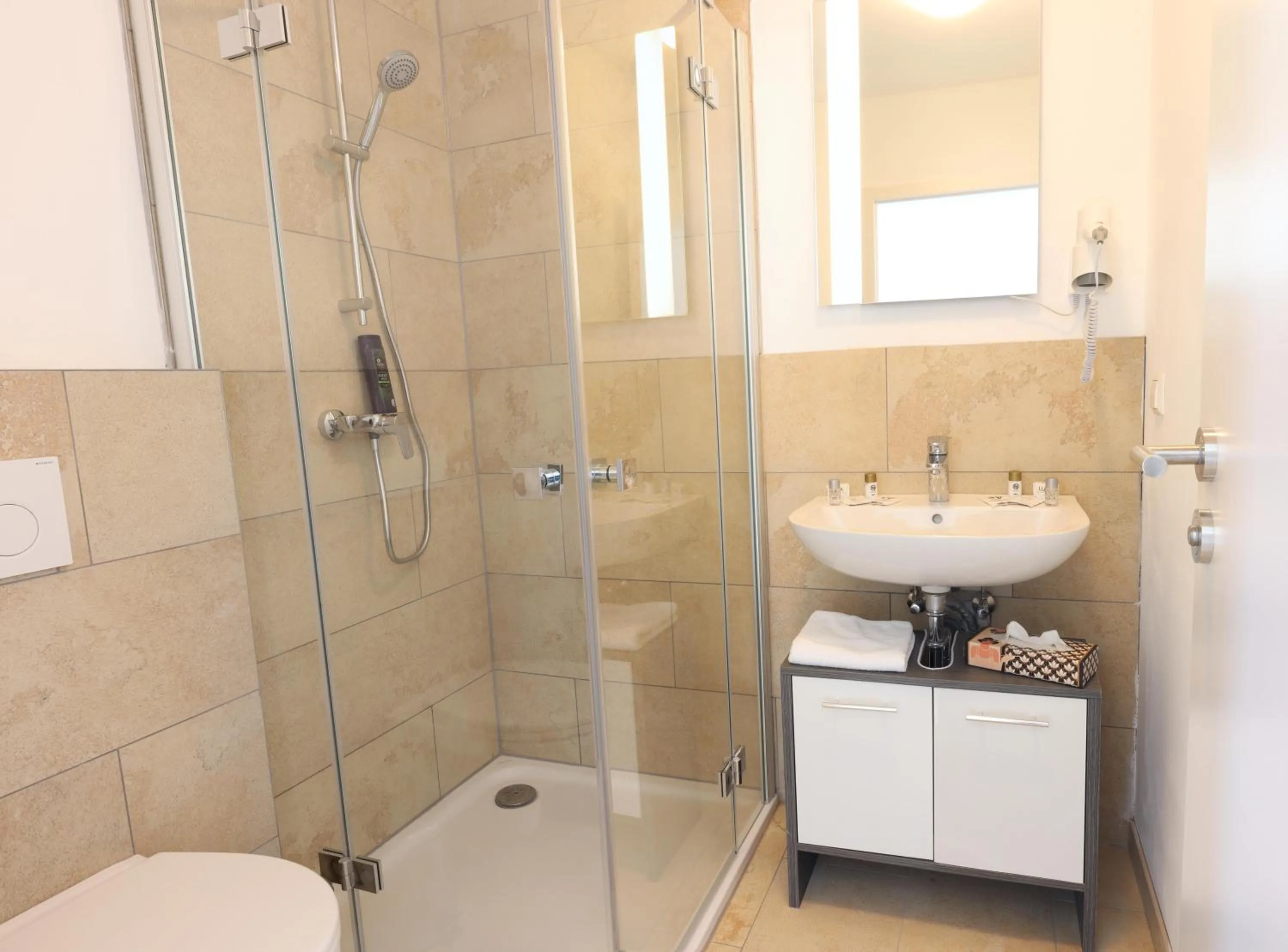 Bathroom in Motel Bergtheim - Self Check-in