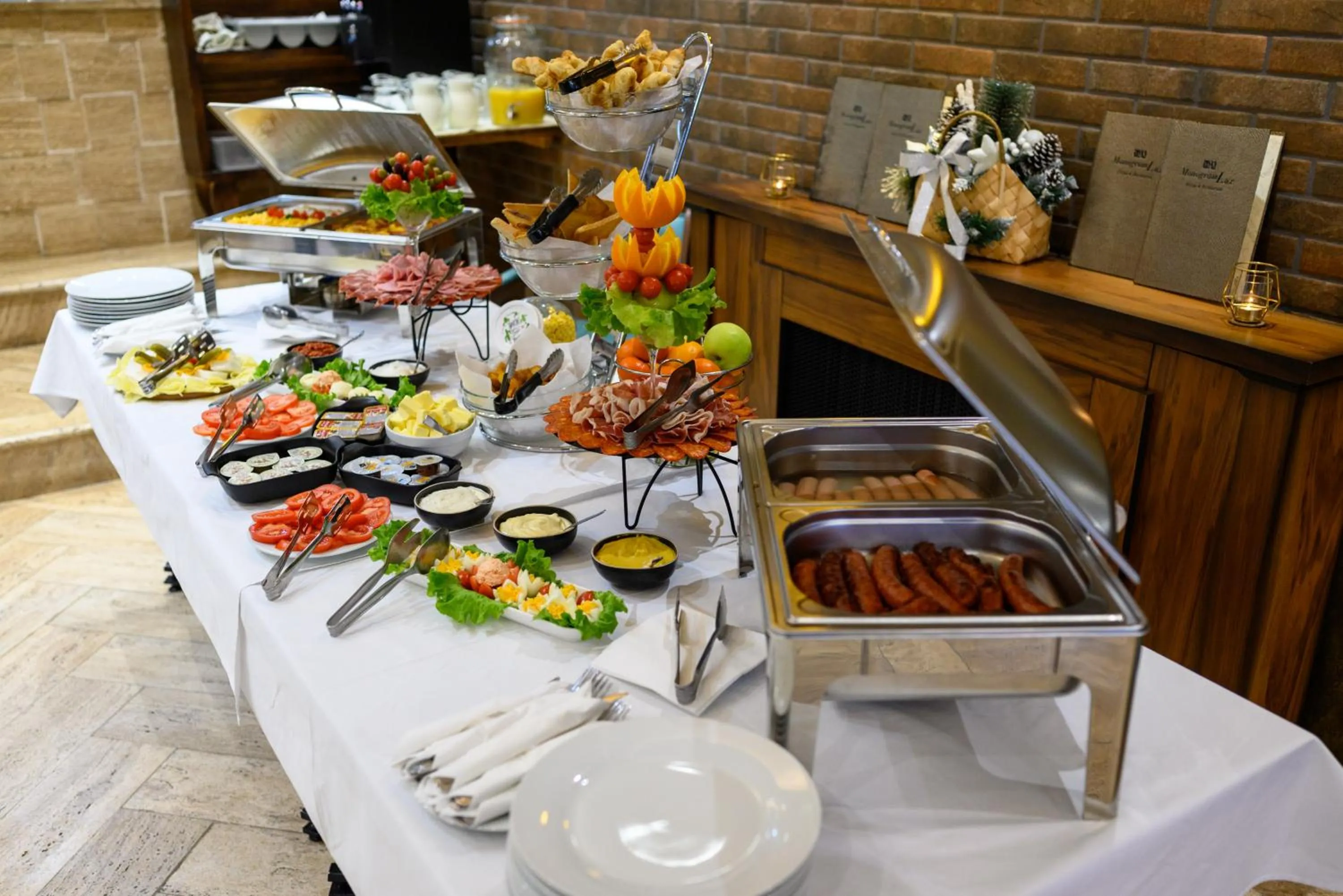 Breakfast in Monogramlux