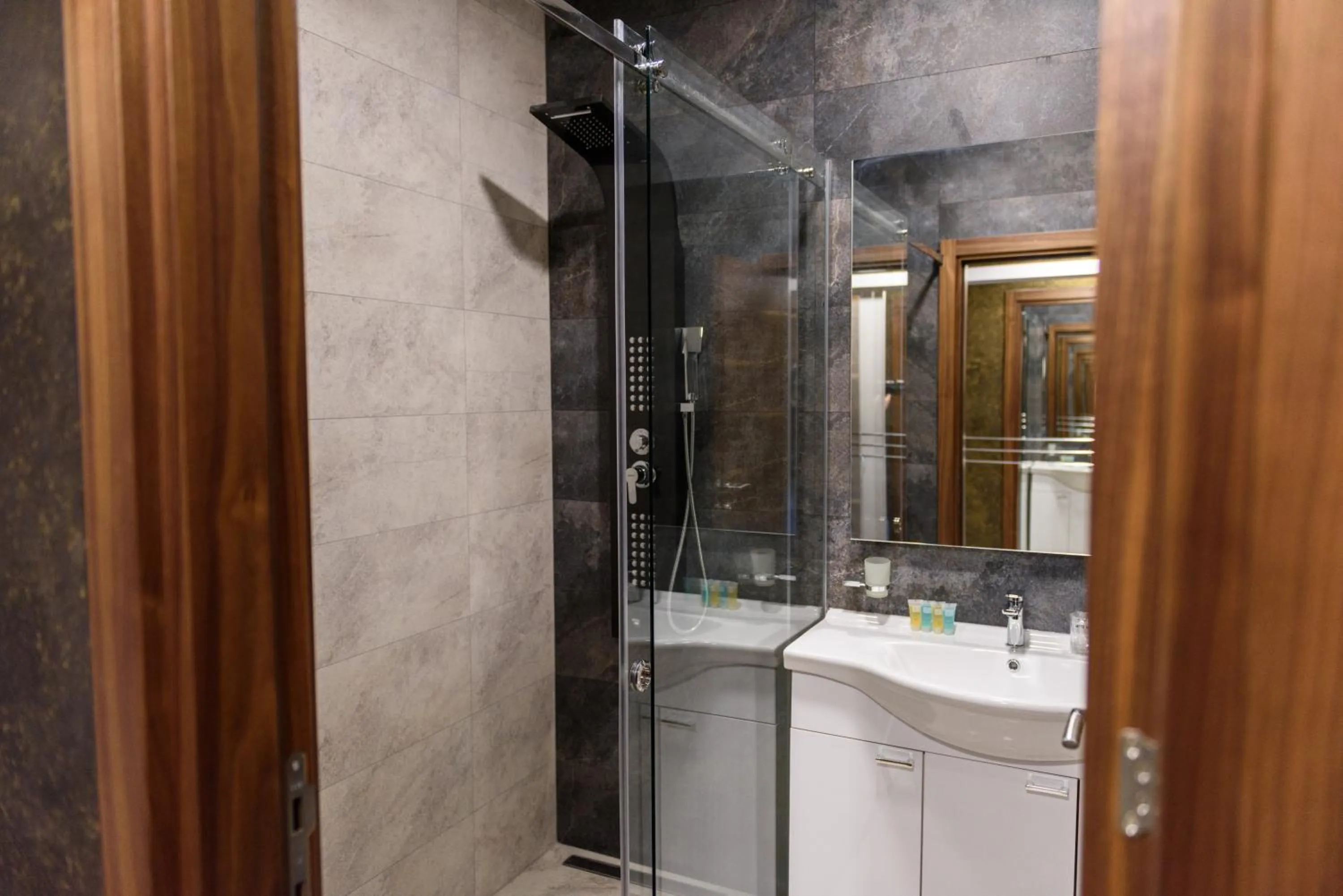 Shower in Monogramlux