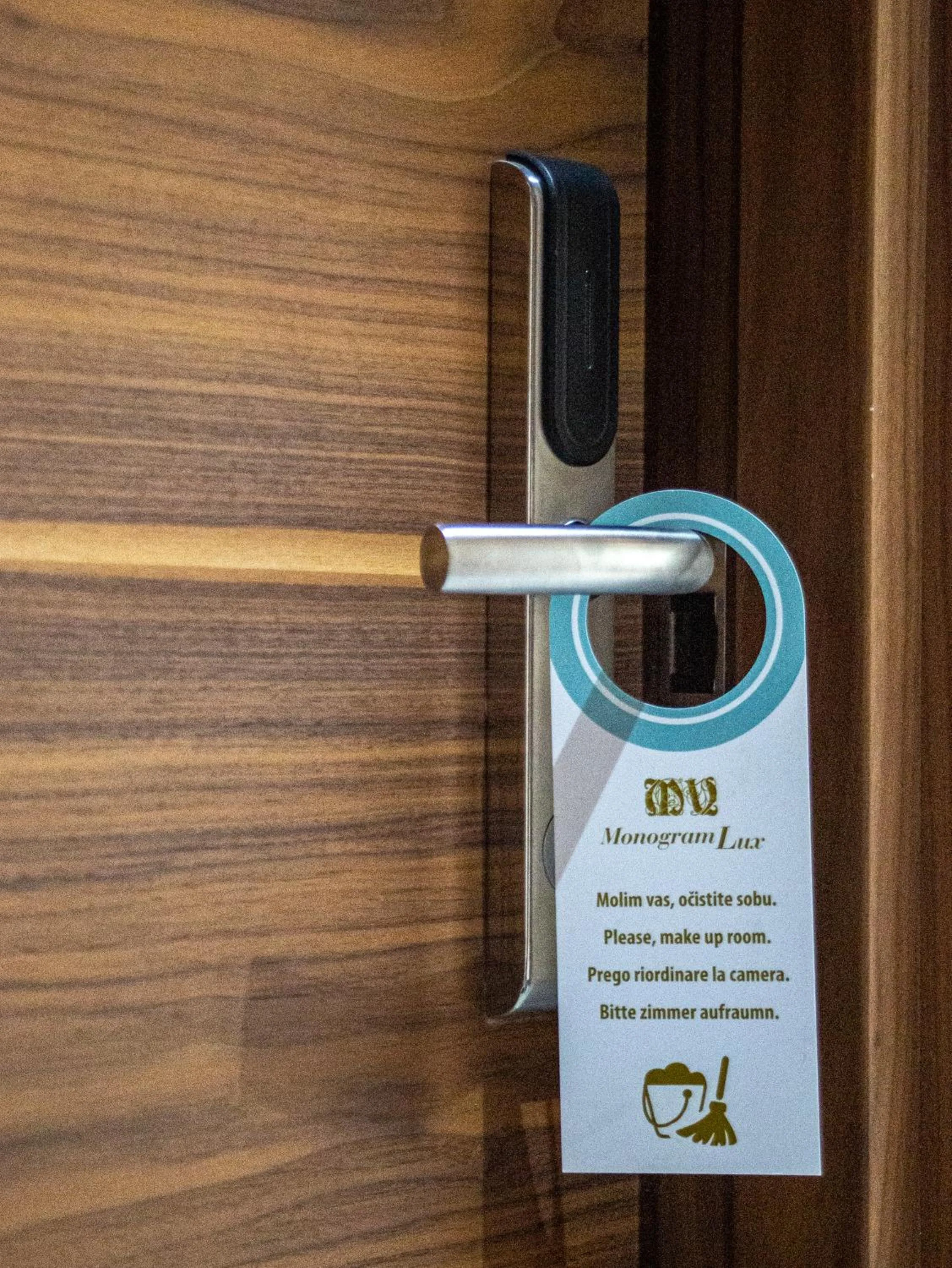 Text overlay in Monogramlux