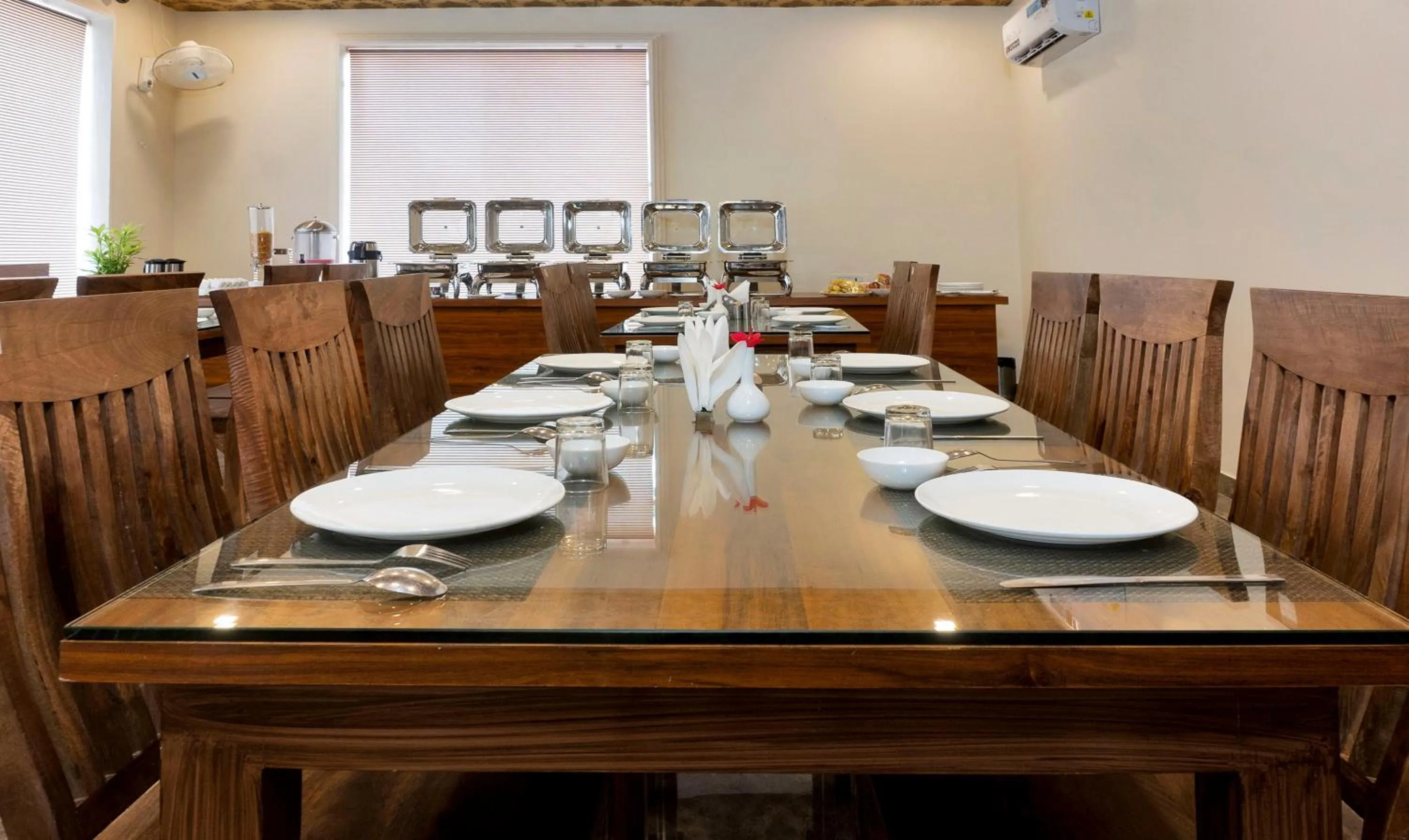 Restaurant/places to eat in Treebo Premium Royal Amar With Mountain View and Swimming Pool