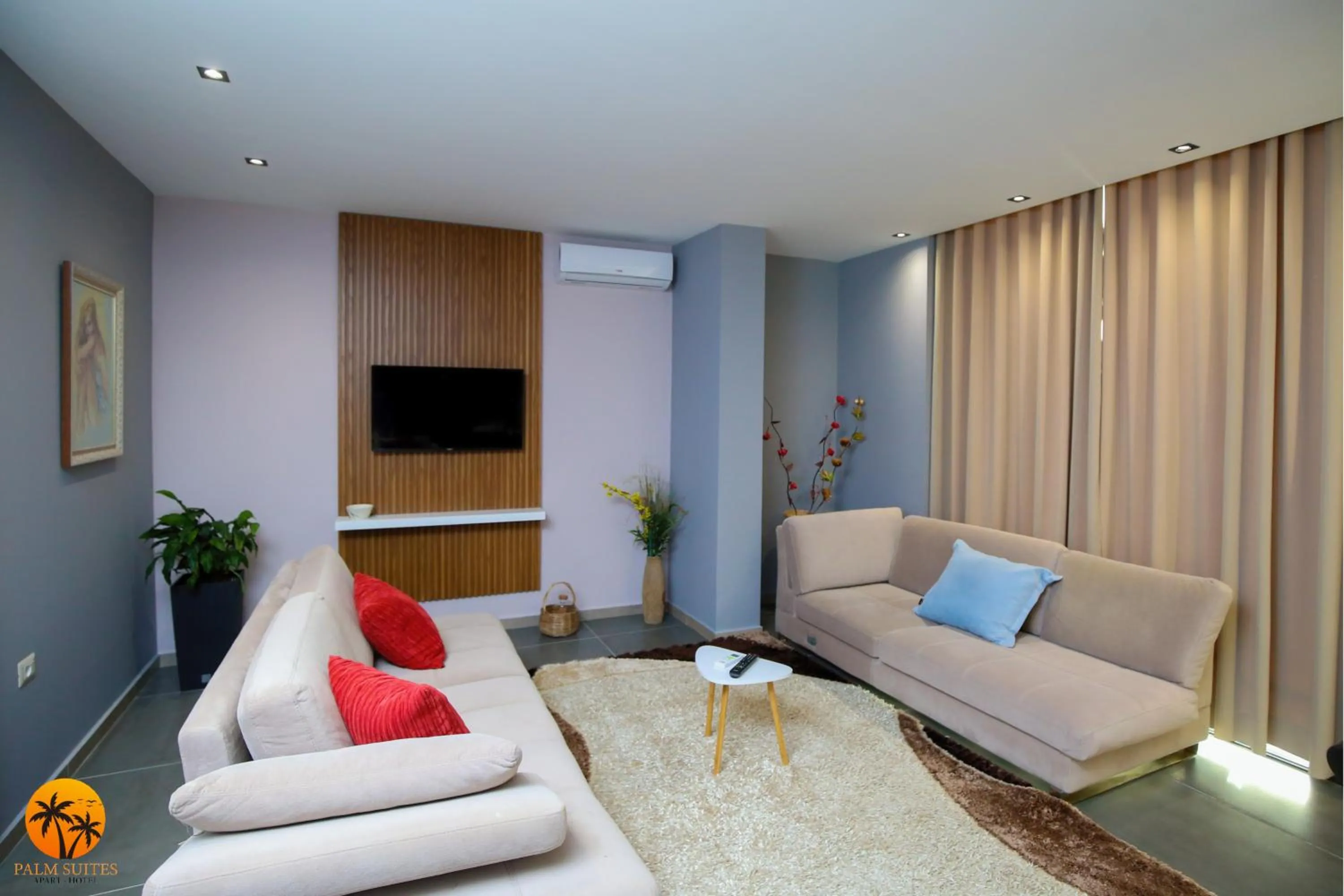 Communal lounge/ TV room in Palm Suites Apartment-Suite