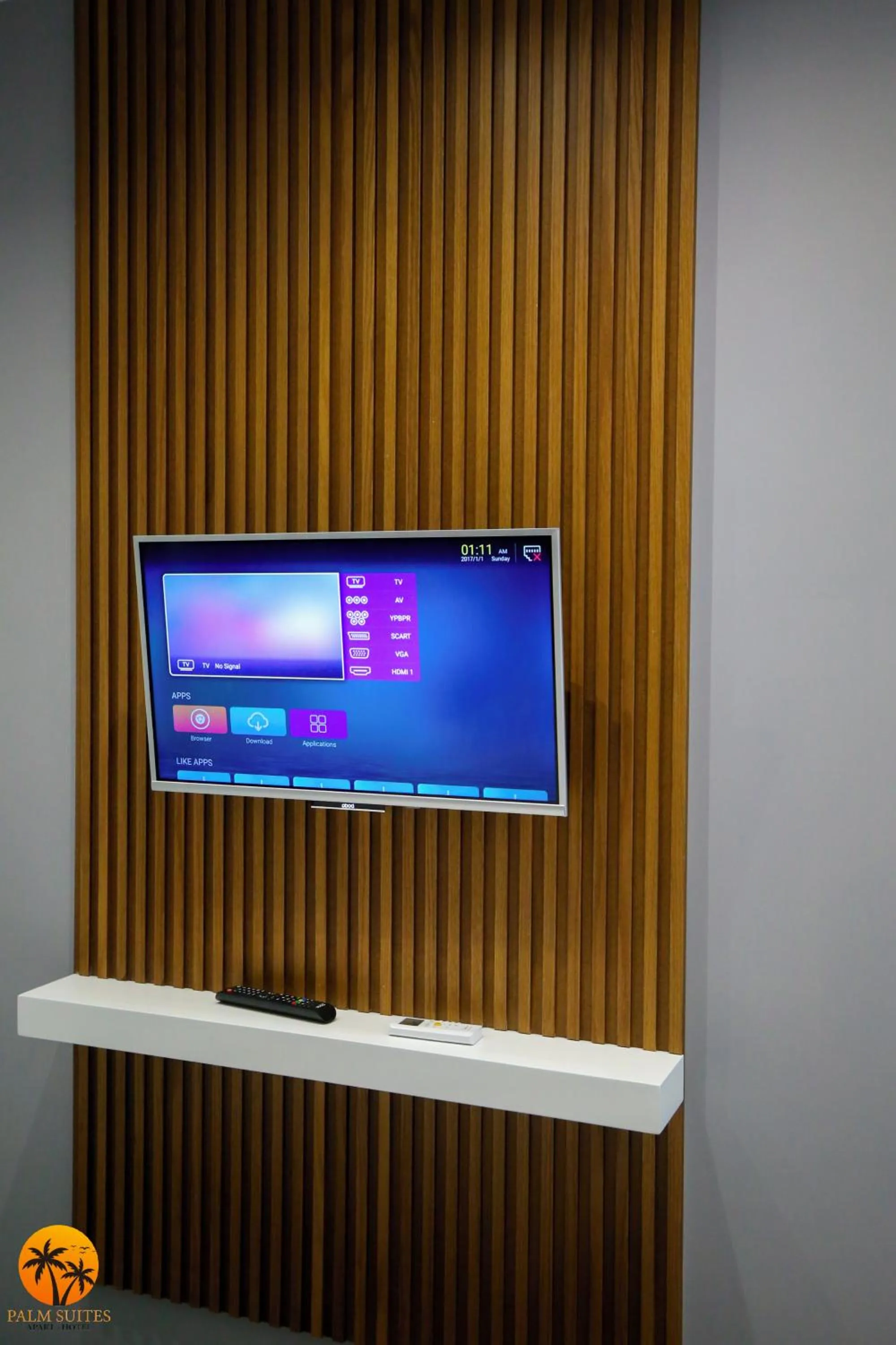 TV and multimedia in Palm Suites Apartment-Suite