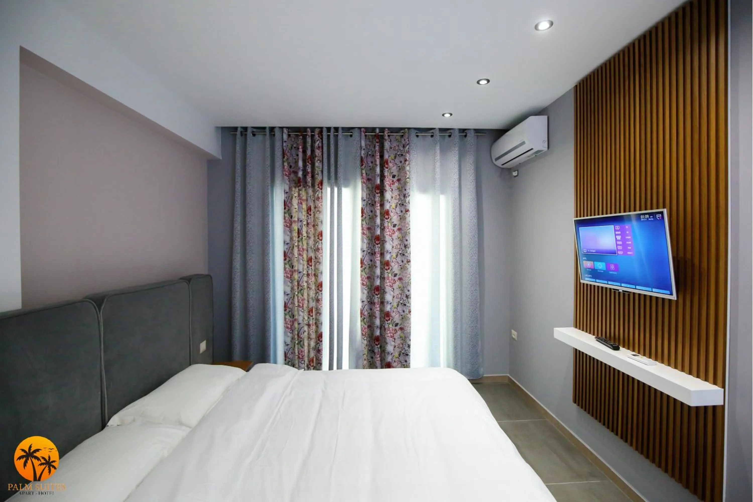 Bed in Palm Suites Apartment-Suite