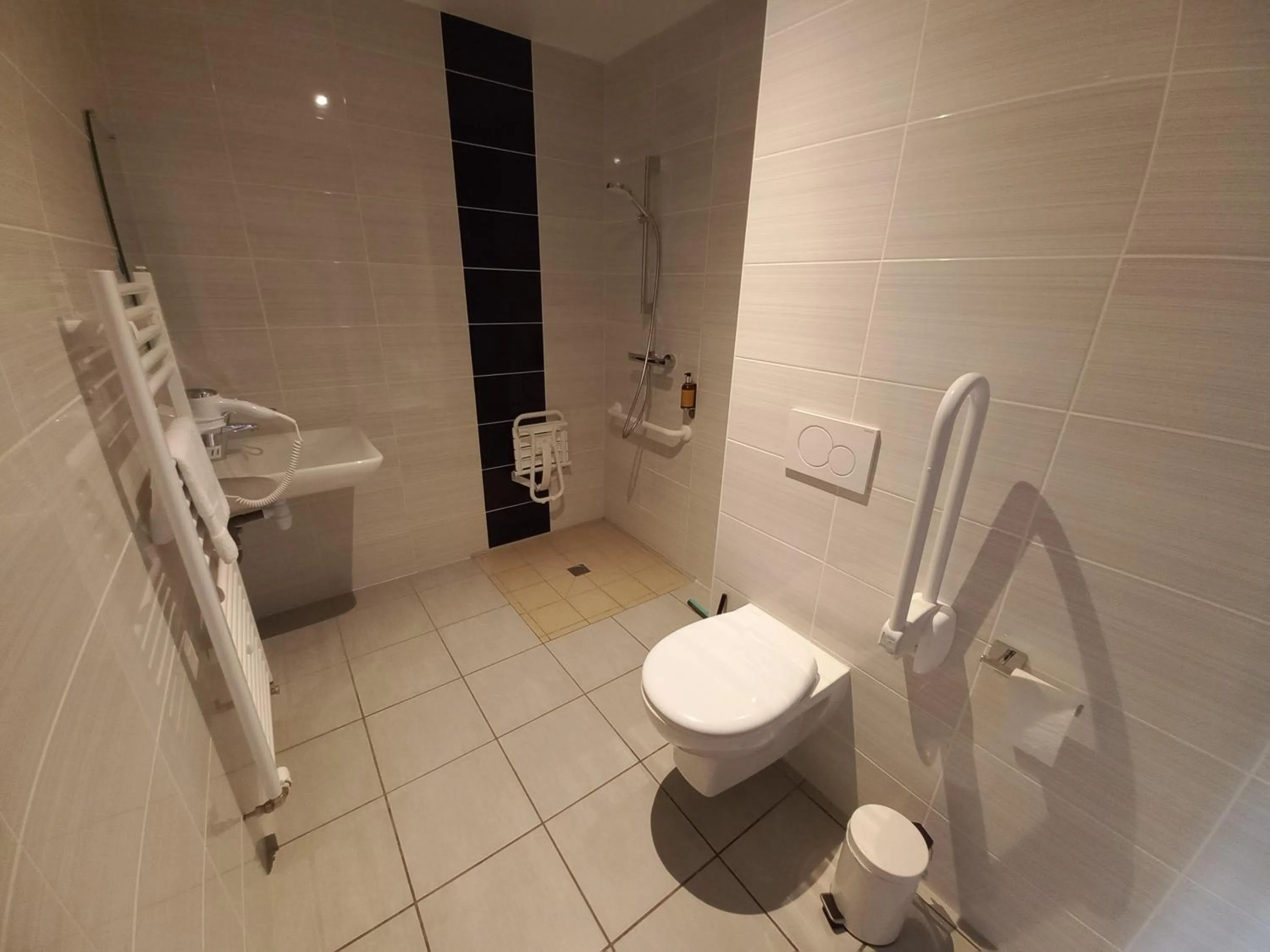 Shower in SARL DU PARC Hôtel Les Tremplins