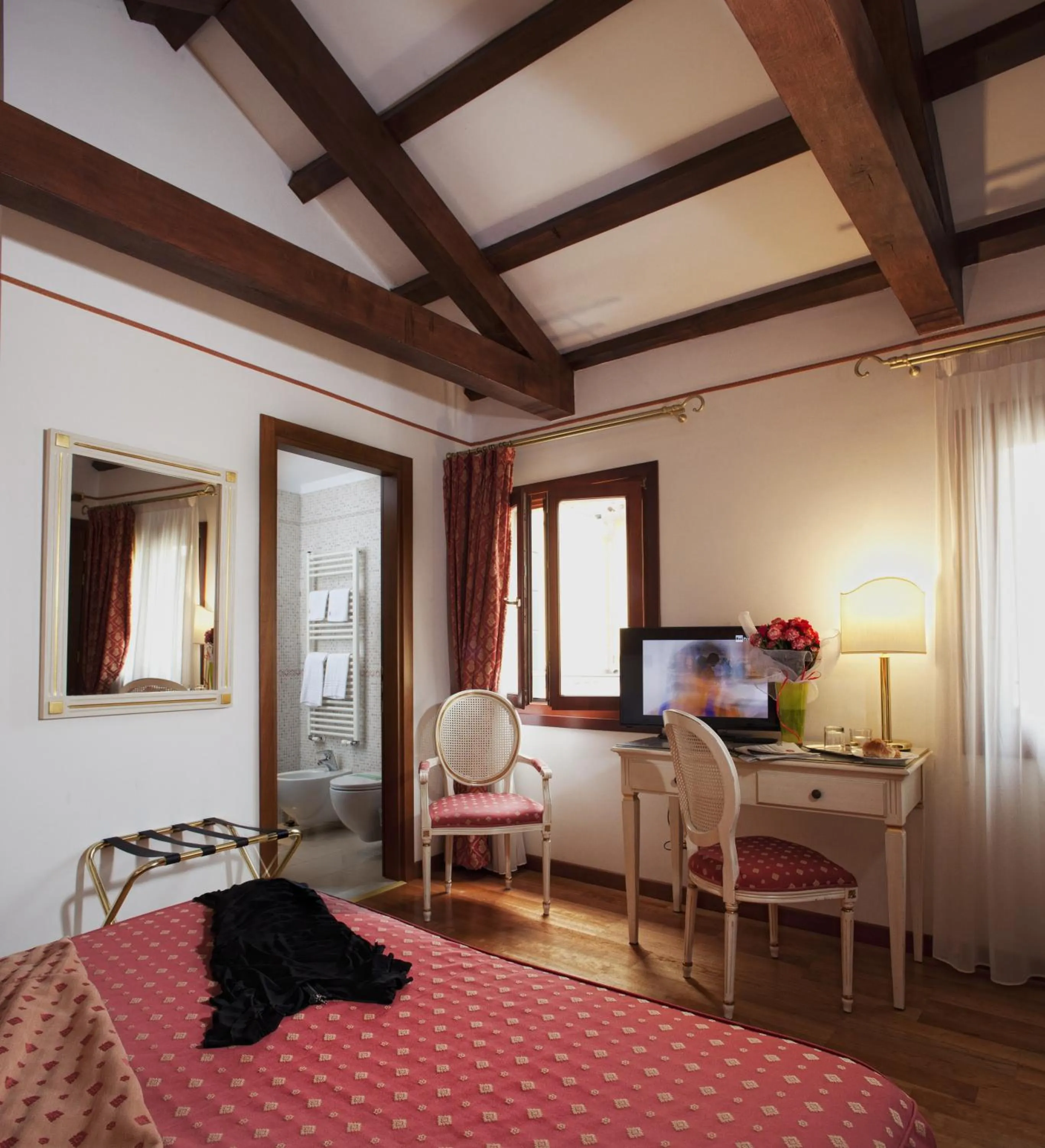 Seating area, Bed in Hotel Ca' D'Oro - WENICE Deep Culture