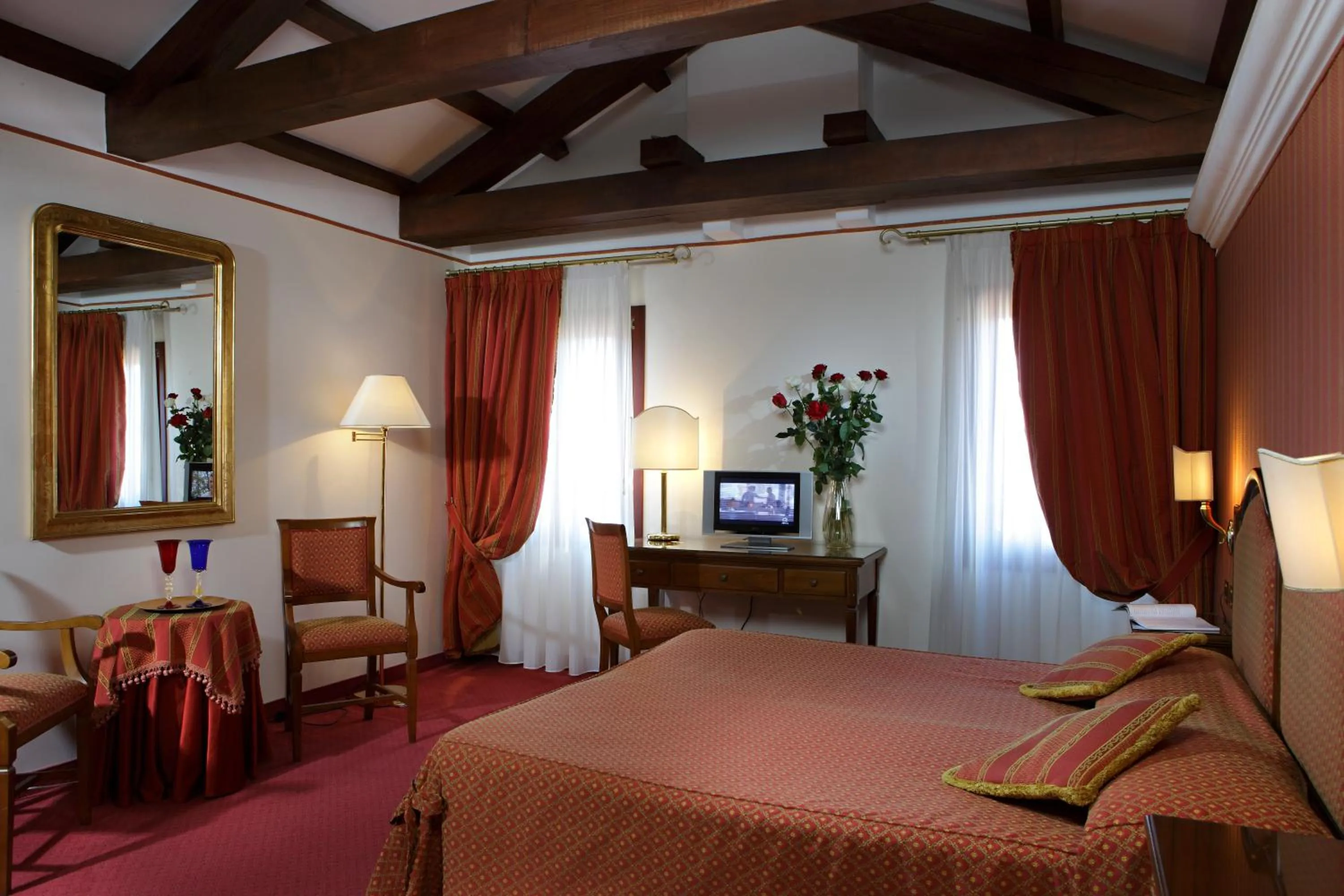 Photo of the whole room, Bed in Hotel Ca' D'Oro - WENICE Deep Culture