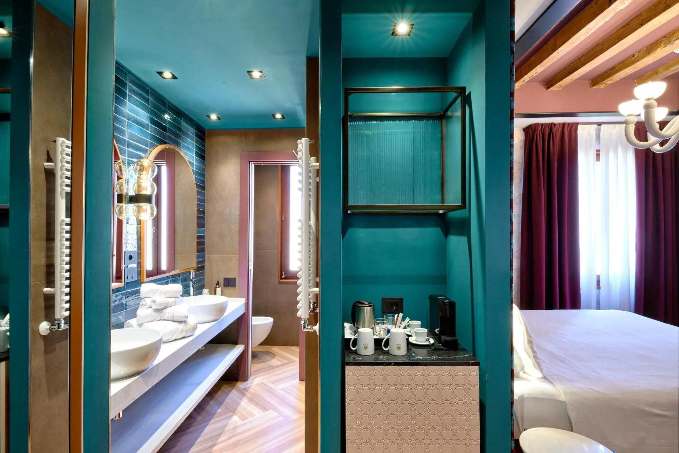 Bathroom, Bed in Hotel Ca' D'Oro - WENICE Deep Culture