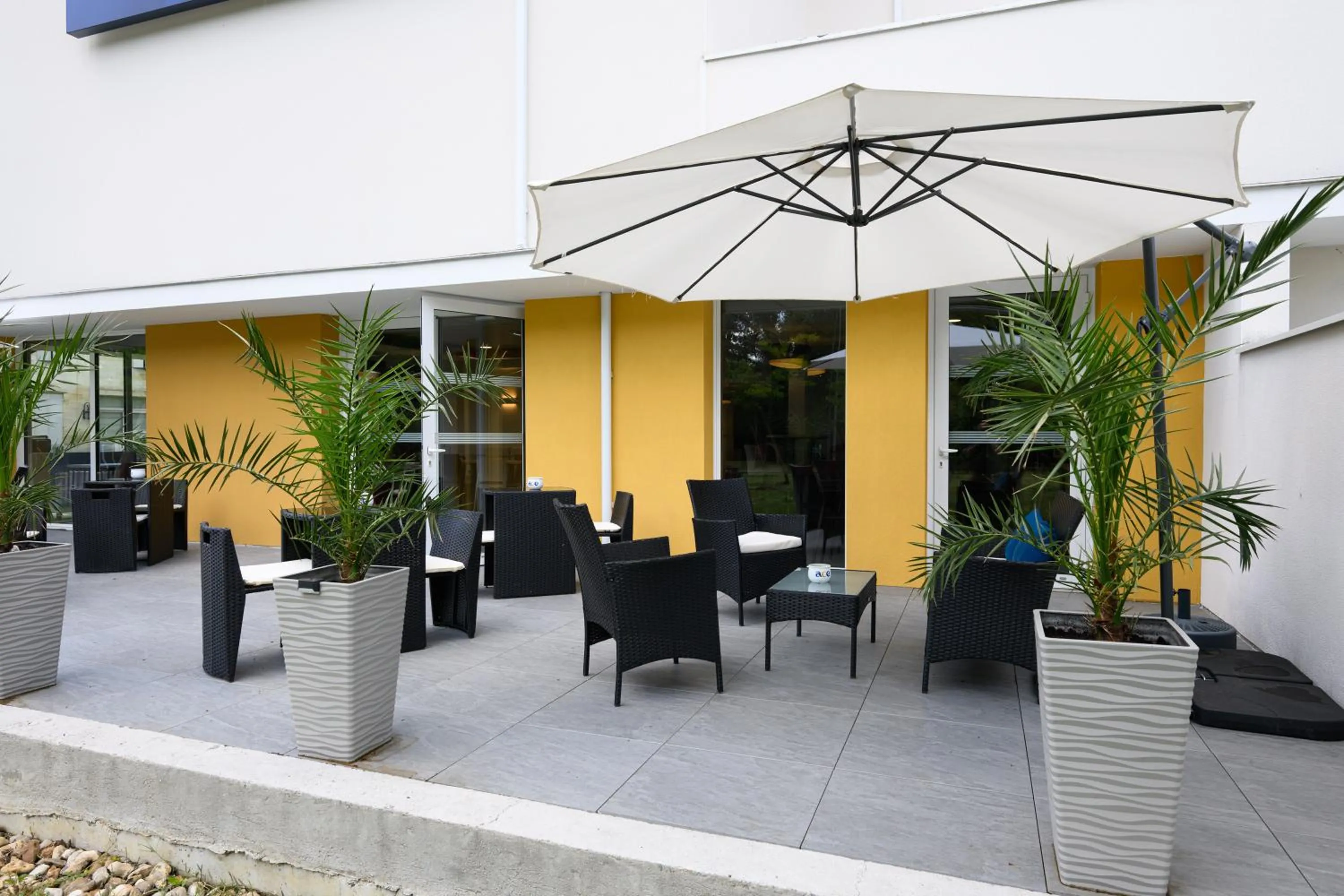 Patio in ACE Hôtel Bordeaux Carbon Blanc