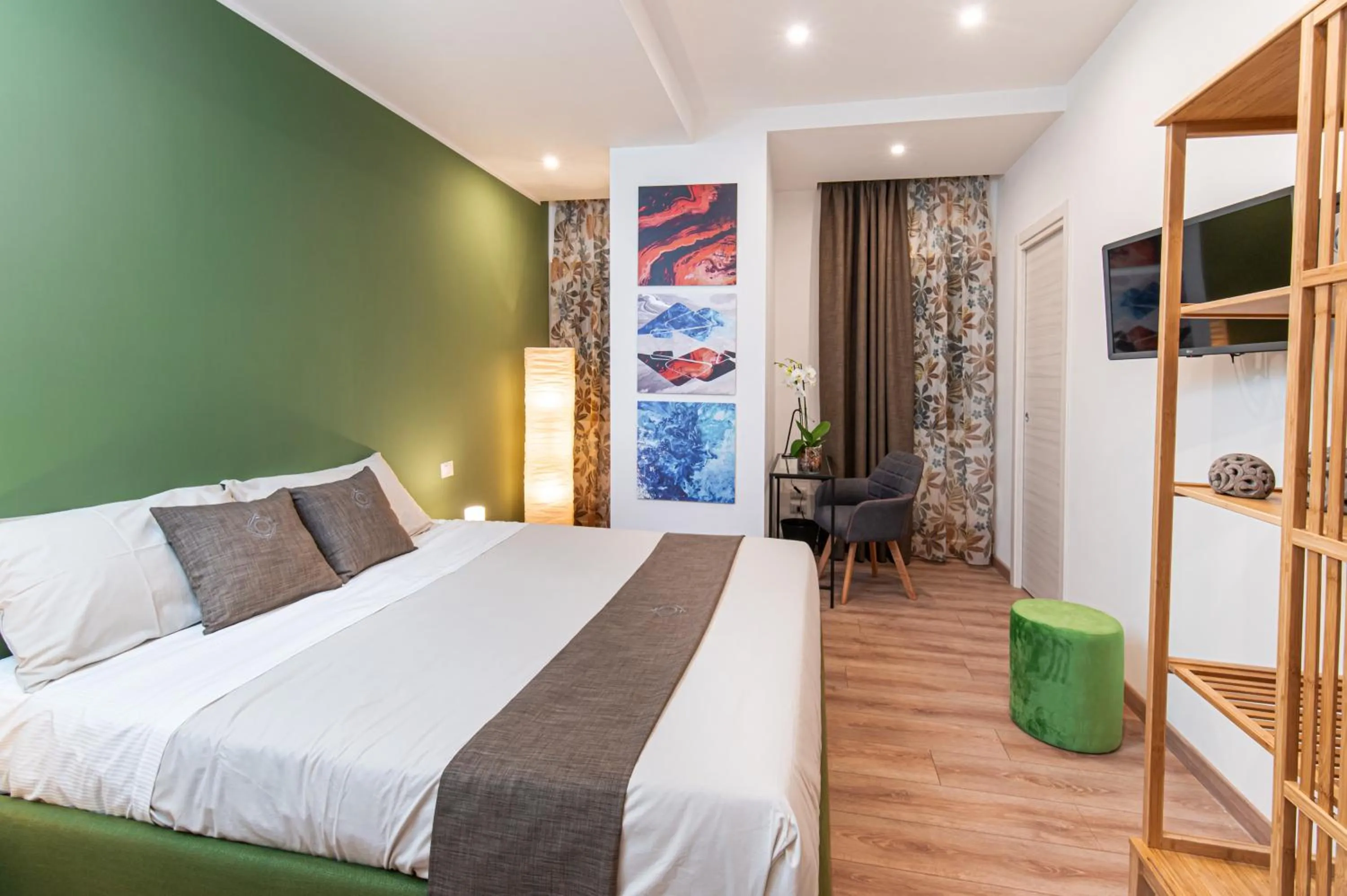 Photo of the whole room, Bed in Neocore