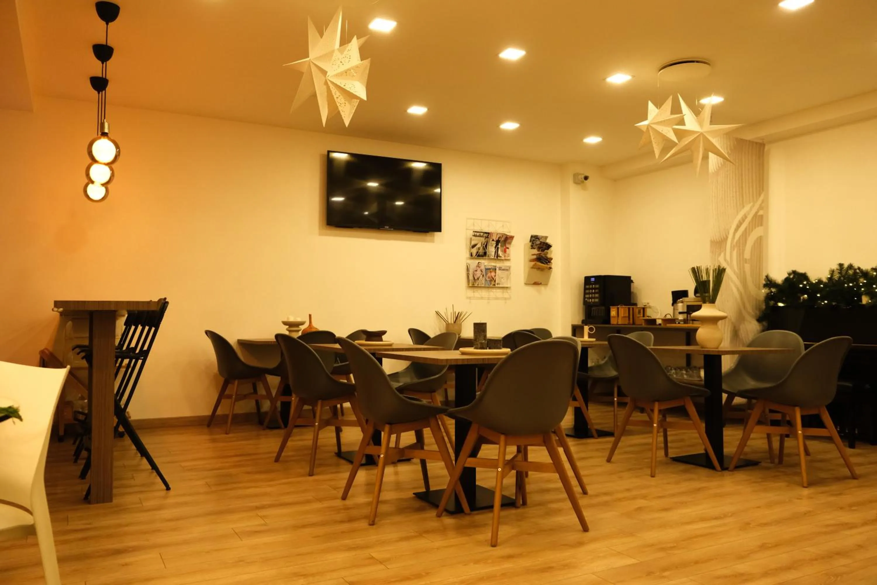 Restaurant/places to eat in Neocore