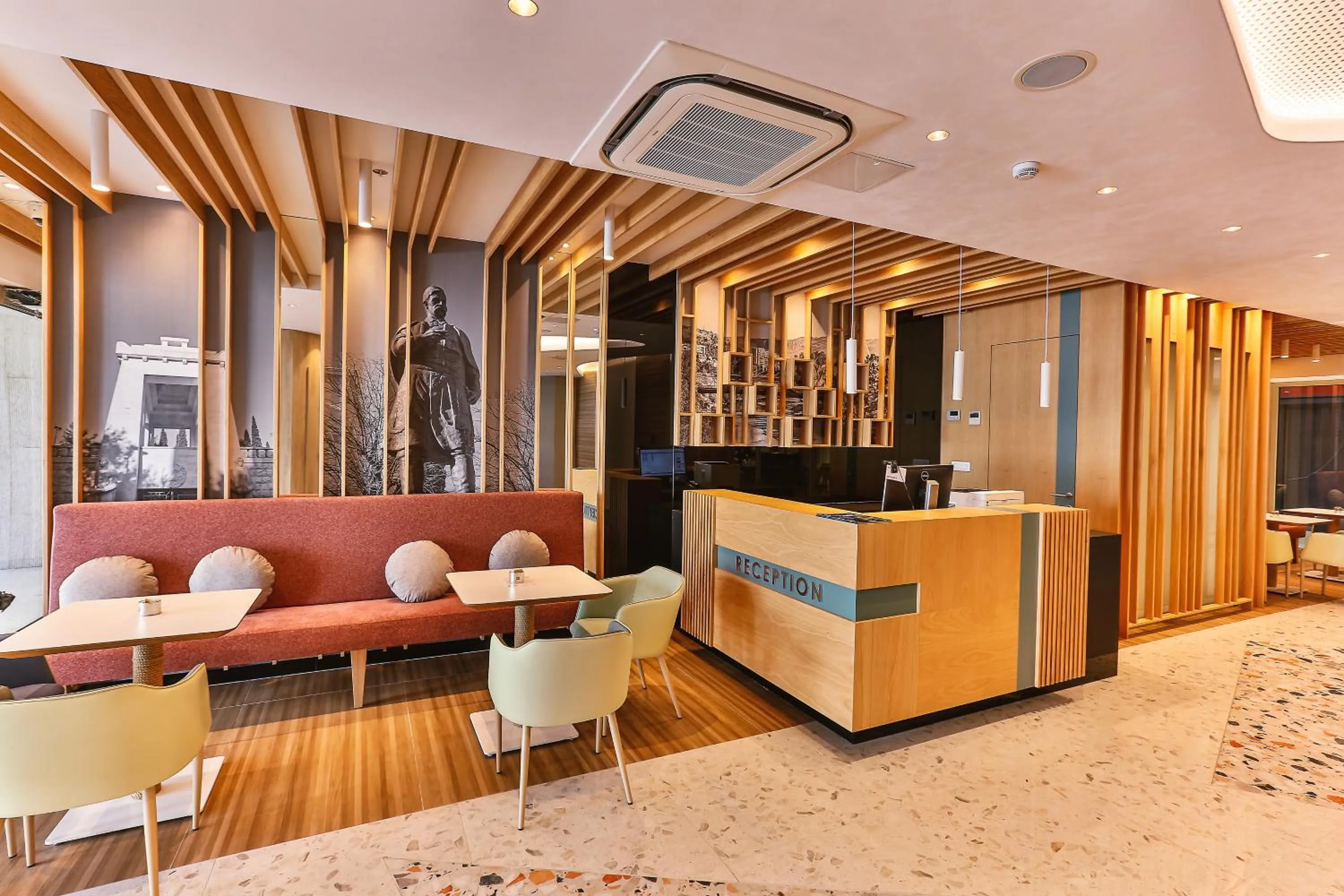 Lobby or reception in Carine Hotel Centar