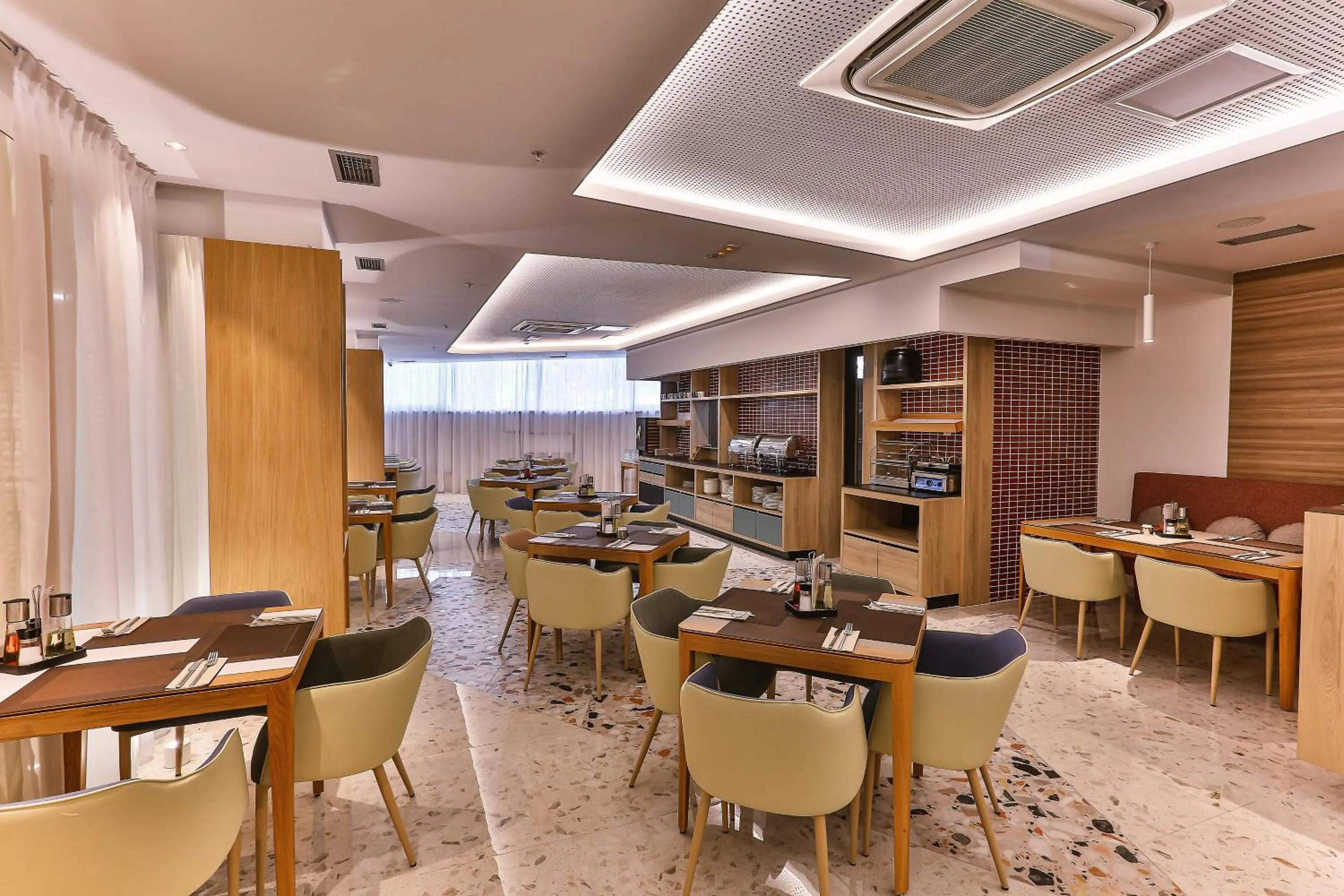 Restaurant/places to eat in Carine Hotel Centar