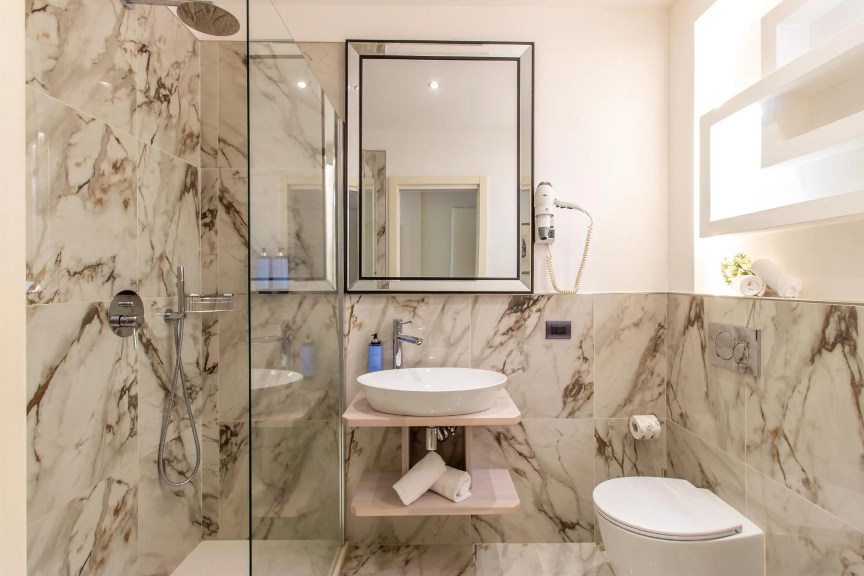 Shower in Hotel Jolanda