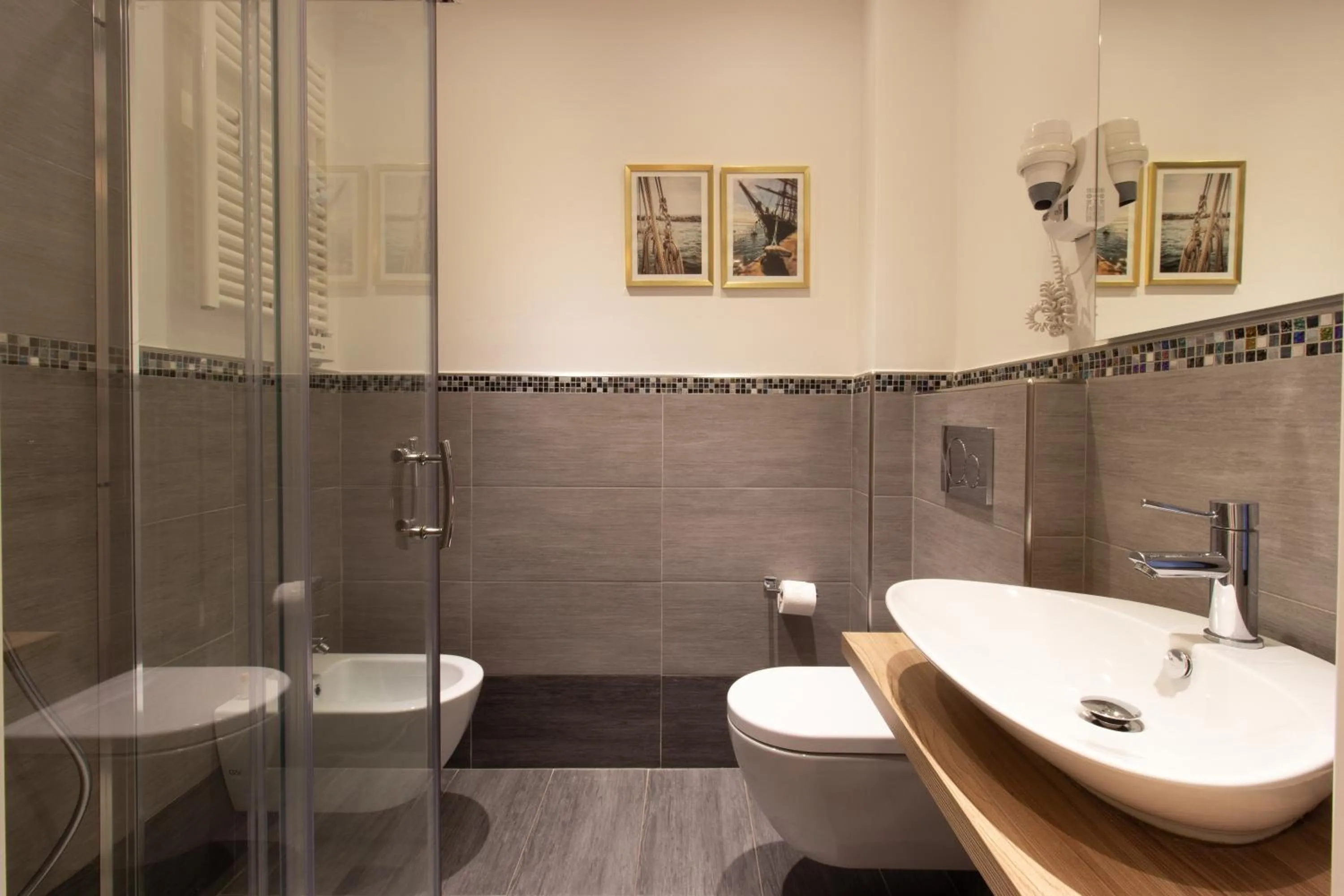 Shower in Hotel Jolanda