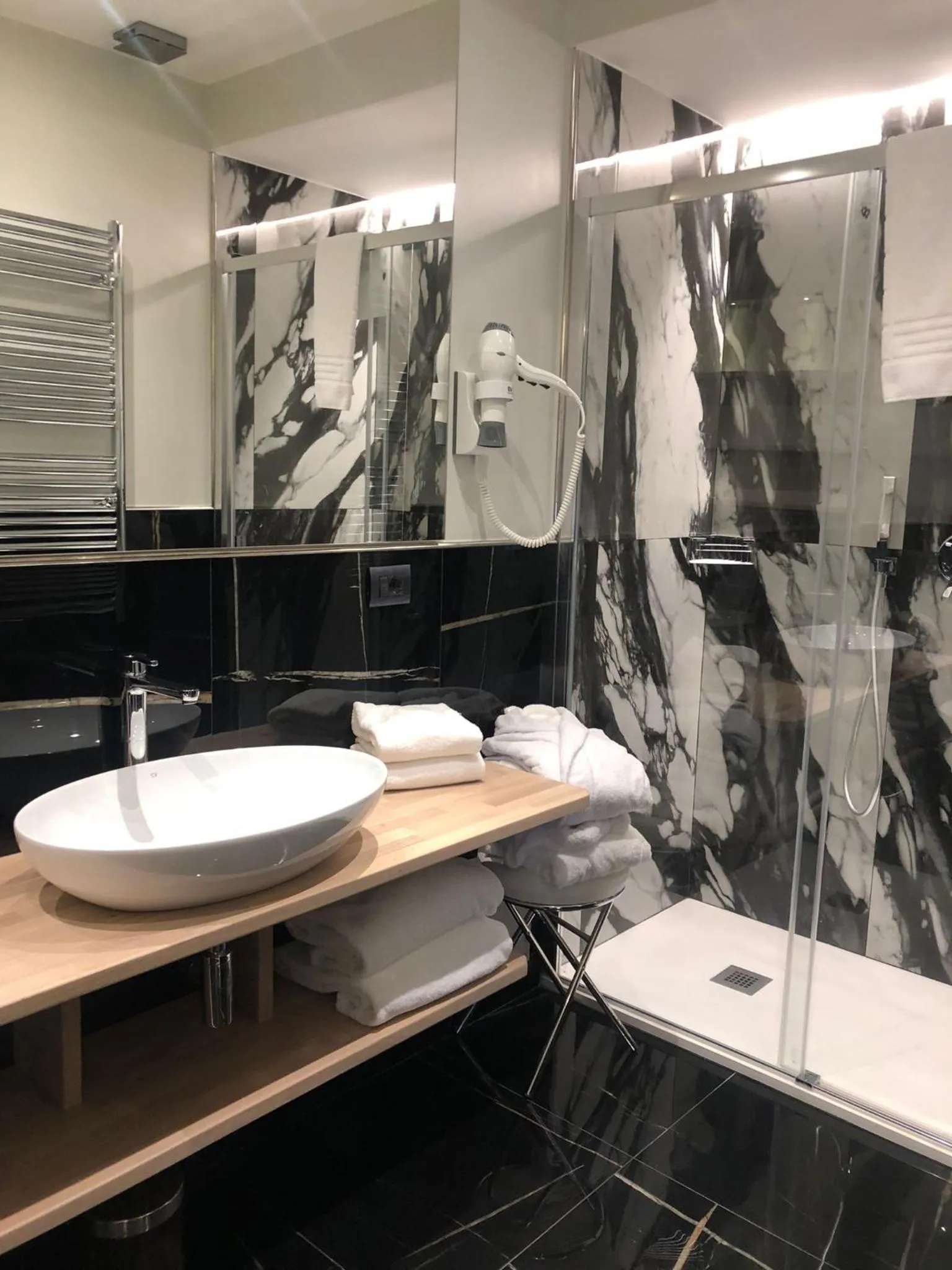 Shower in Hotel Jolanda