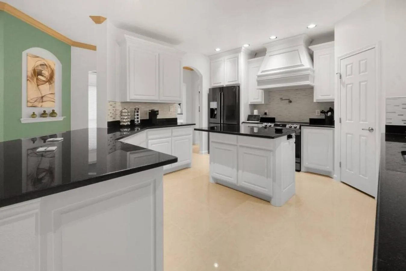 Kitchen or kitchenette in Gorgeous Downtown 4 Bedroom