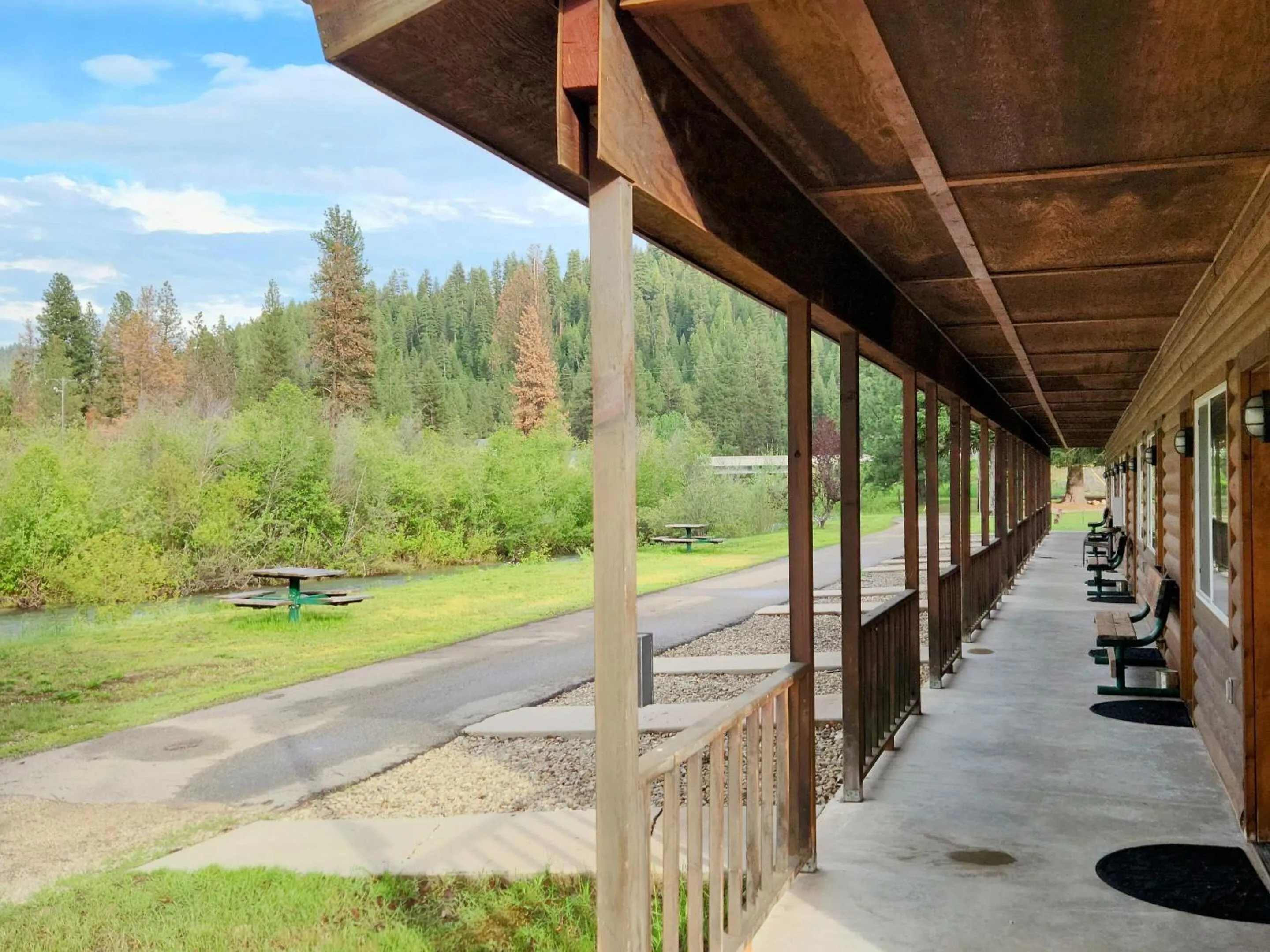 Property building in Southfork Lodge - Riverside Inn