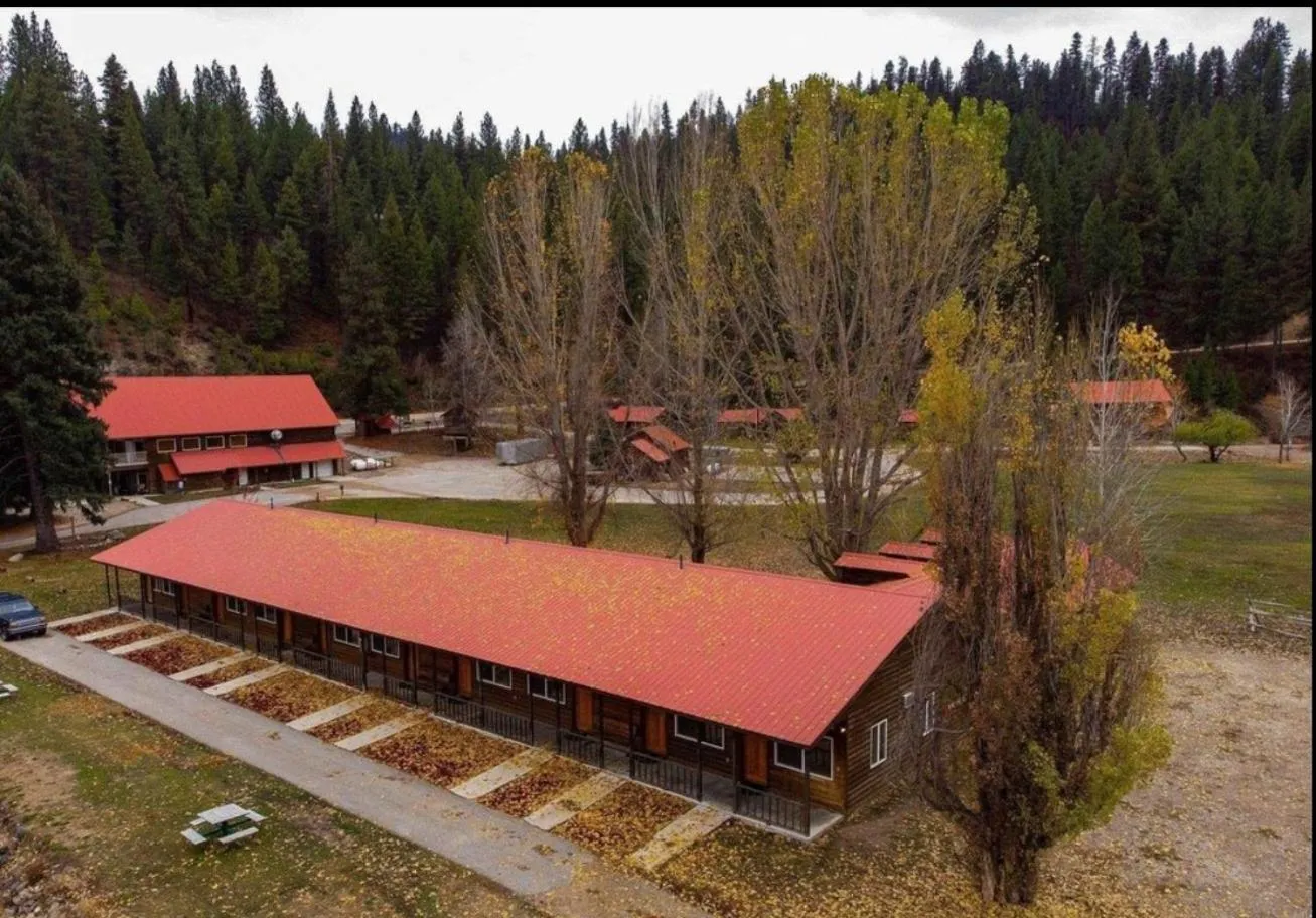 Property building in Southfork Lodge - Riverside Inn