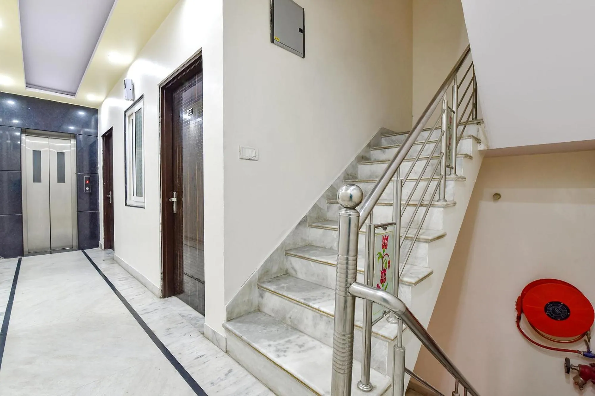 Lobby or reception in FabHotel Golden Leaf