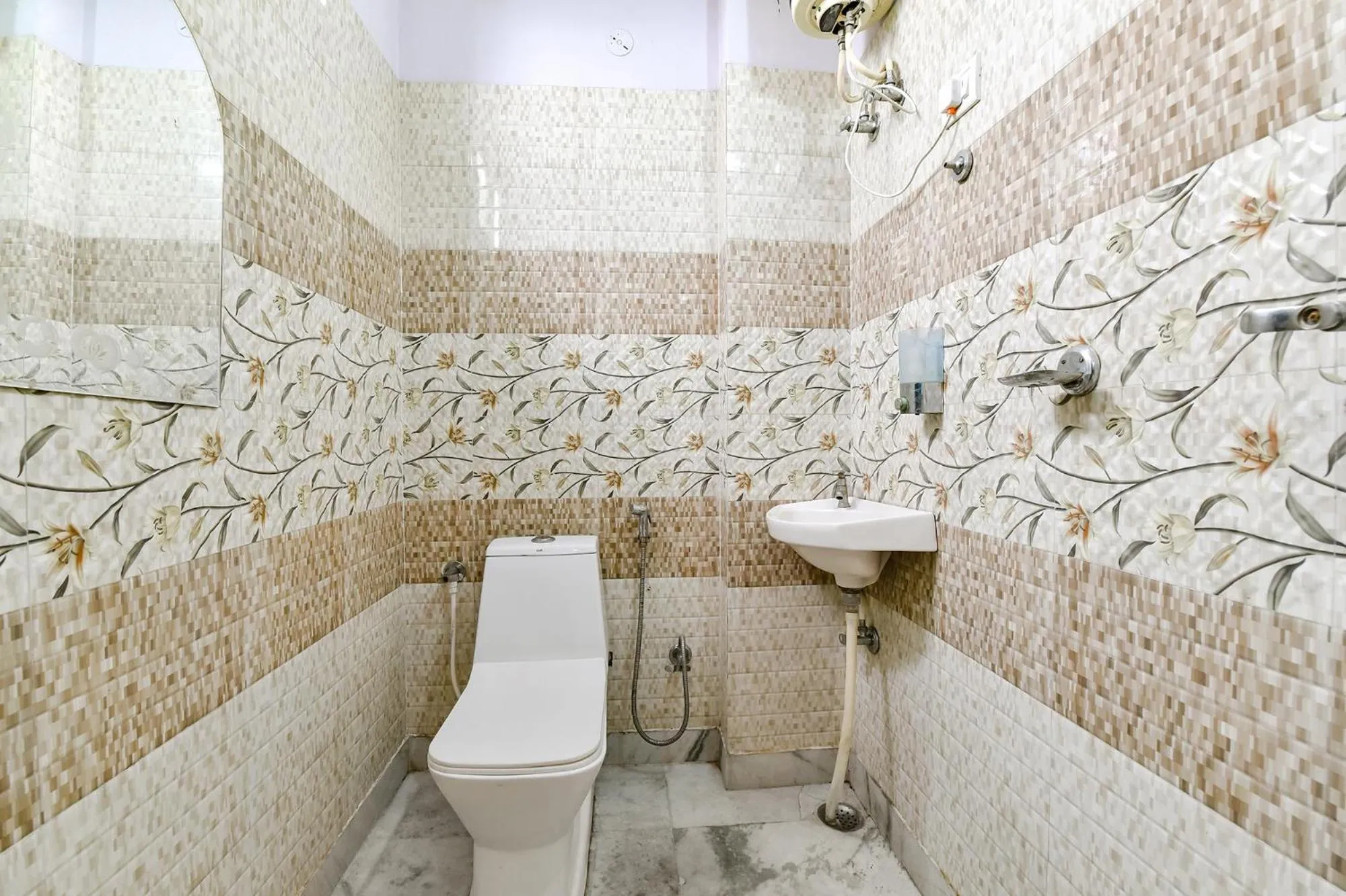 Toilet in FabHotel Golden Leaf