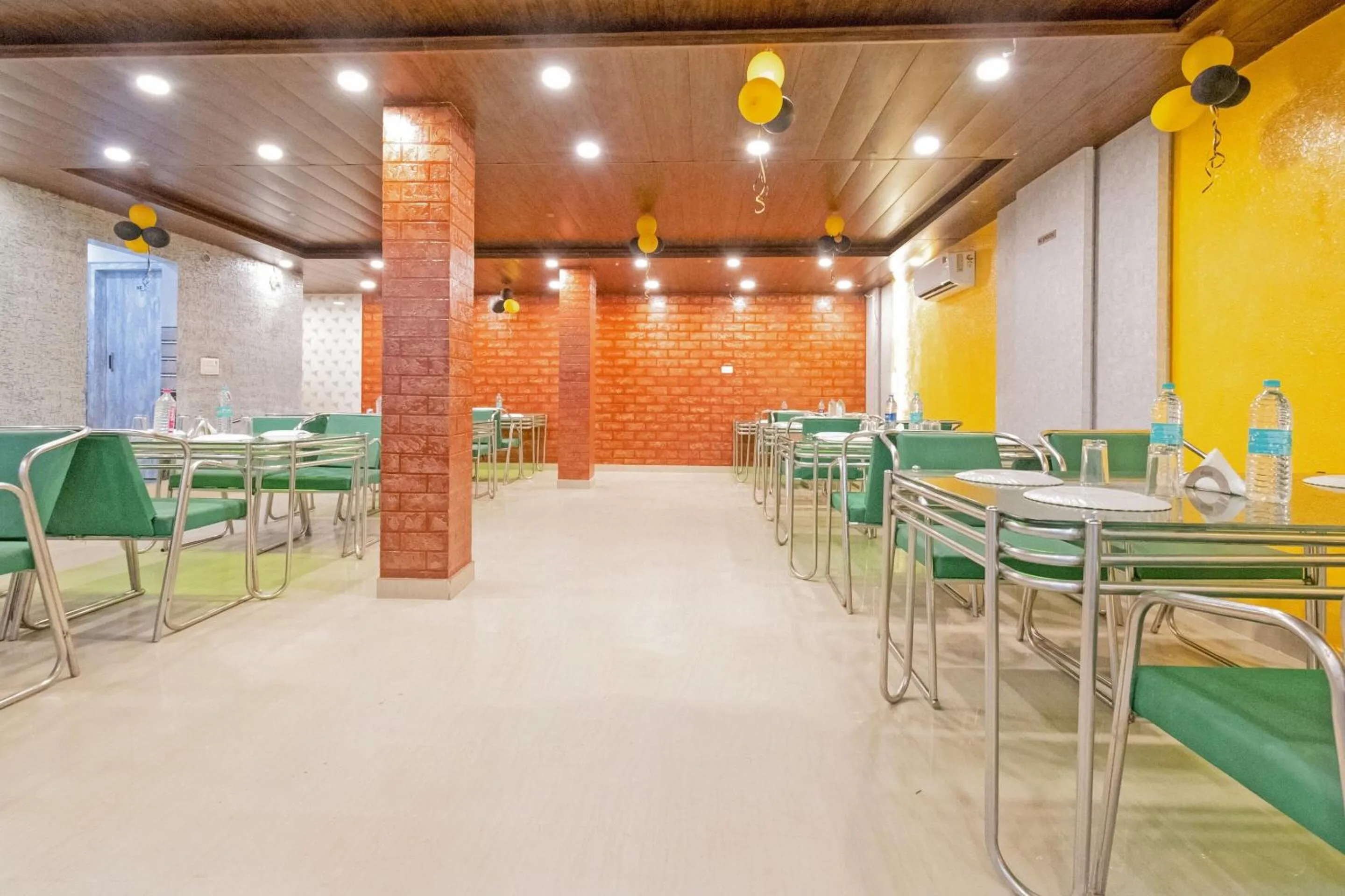 Restaurant/places to eat in FabHotel Golden Leaf