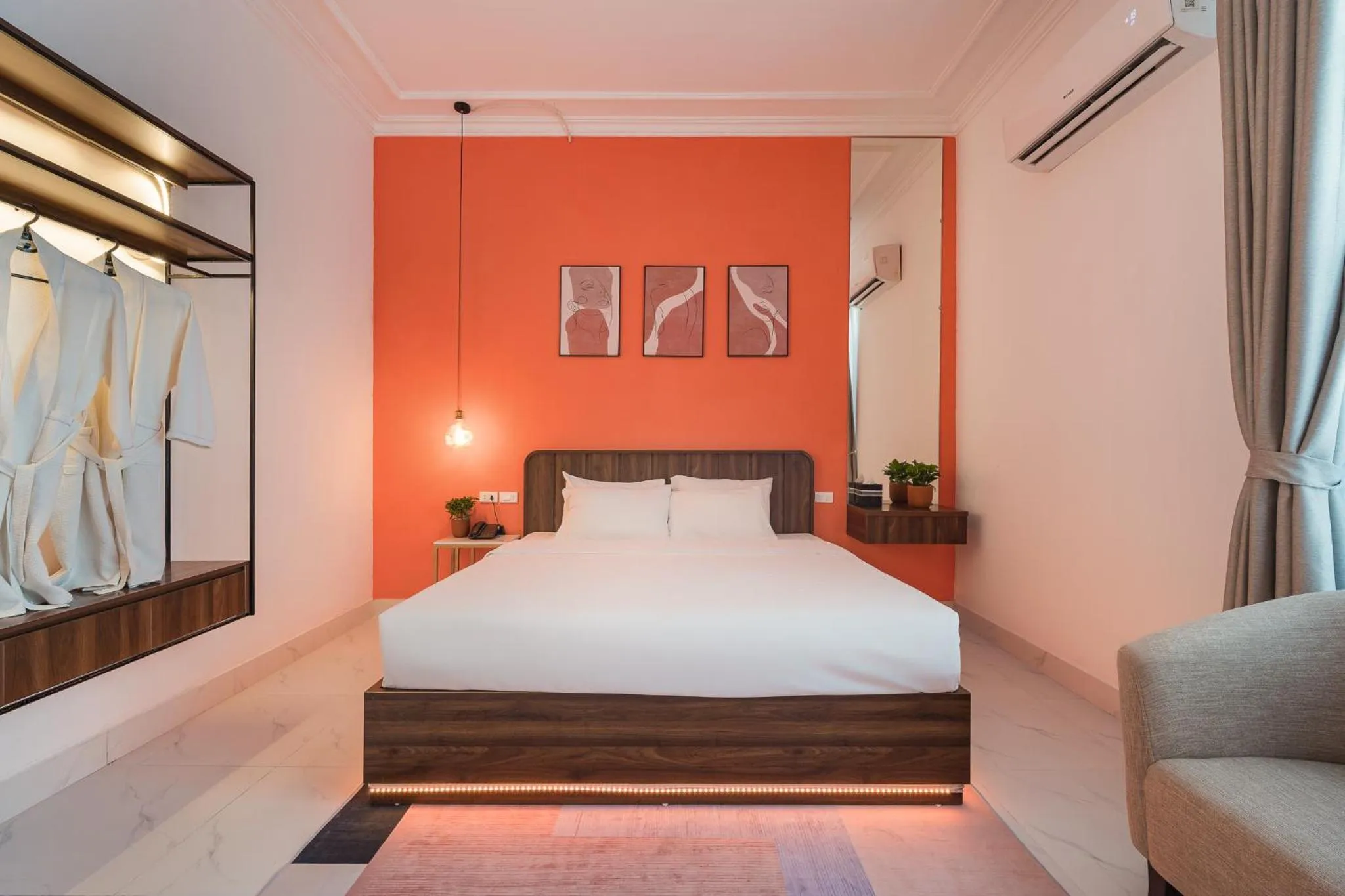 C o r o n a Hanoi House