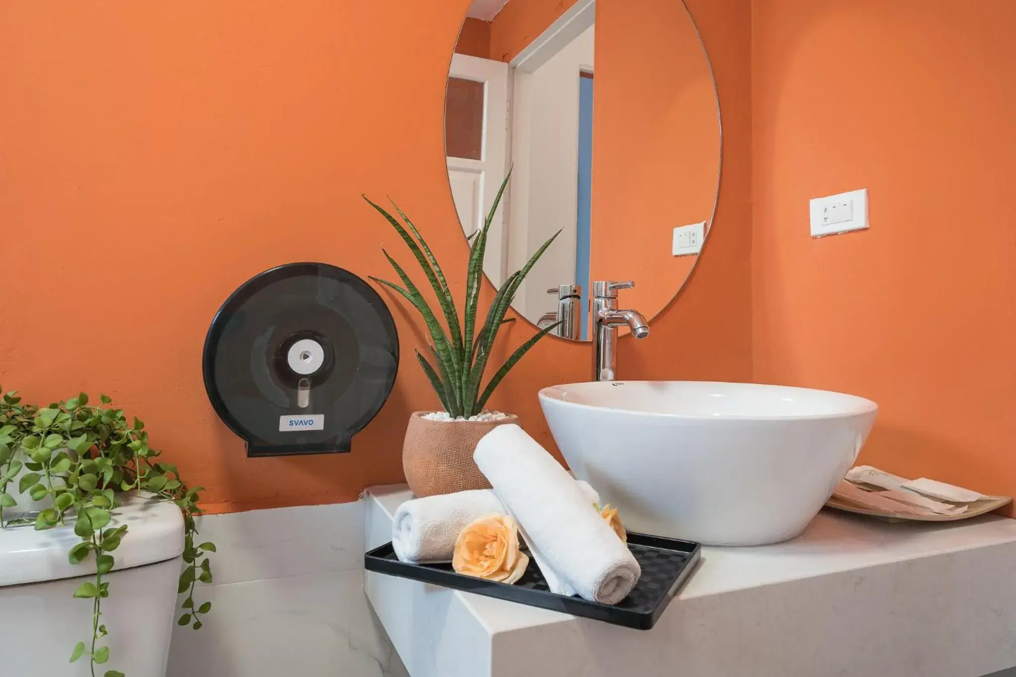 Deluxe Double Room with Bath in C o r o n a Hanoi House Deluxe Double Room with Bath in C o r o n a Hanoi House