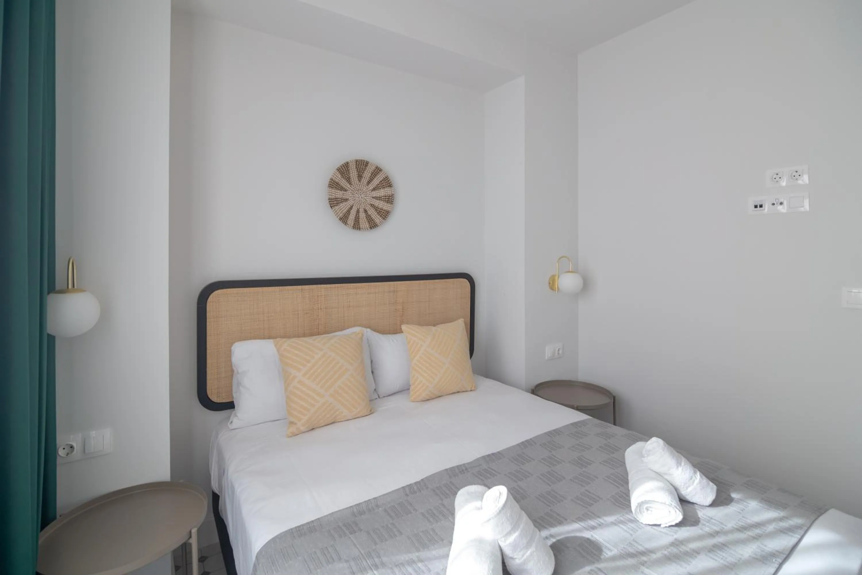 Bedroom, Bed in Apartamentos Teatro by Be Alicante