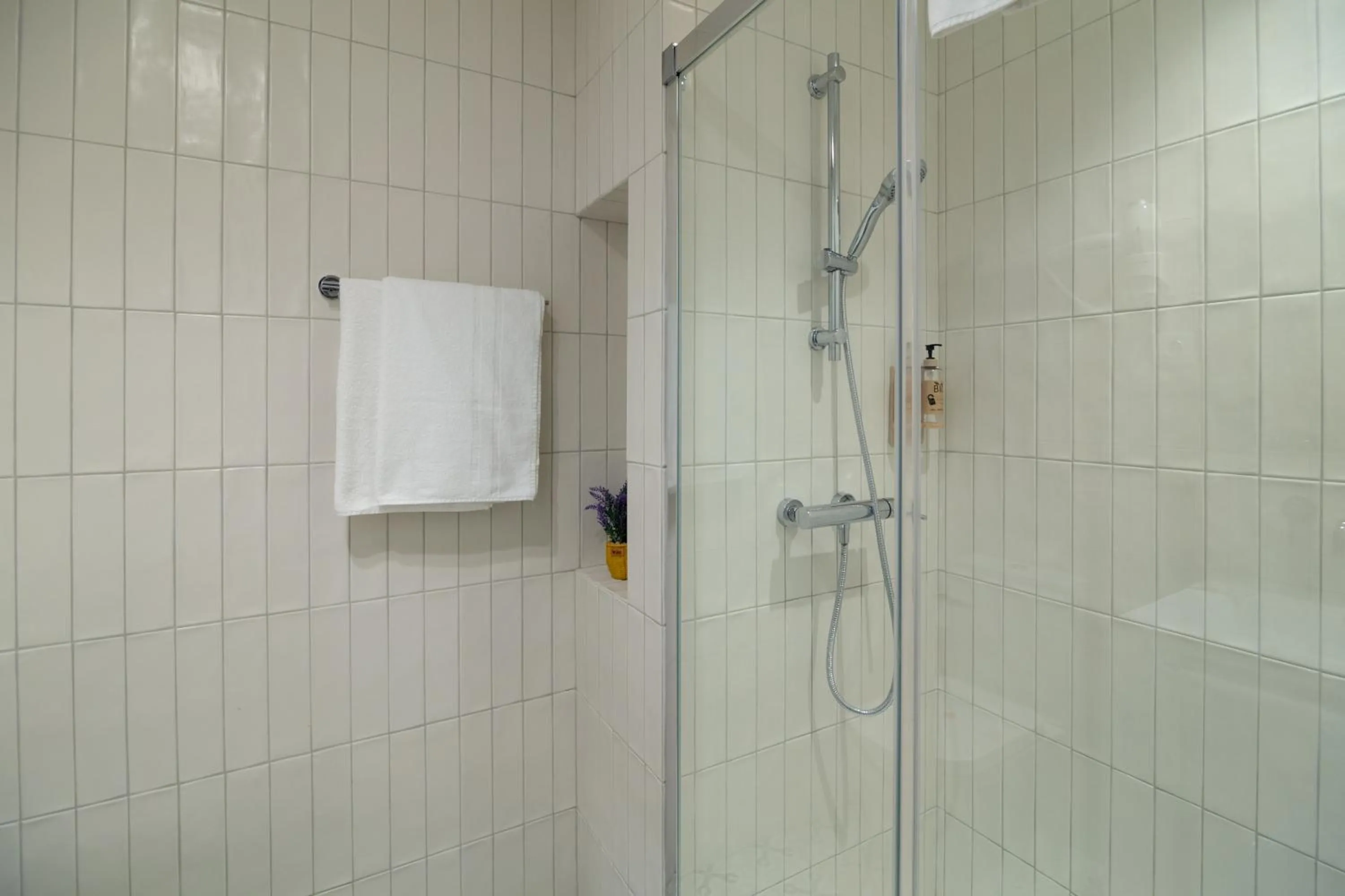 Bathroom in Apartamentos Teatro by Be Alicante