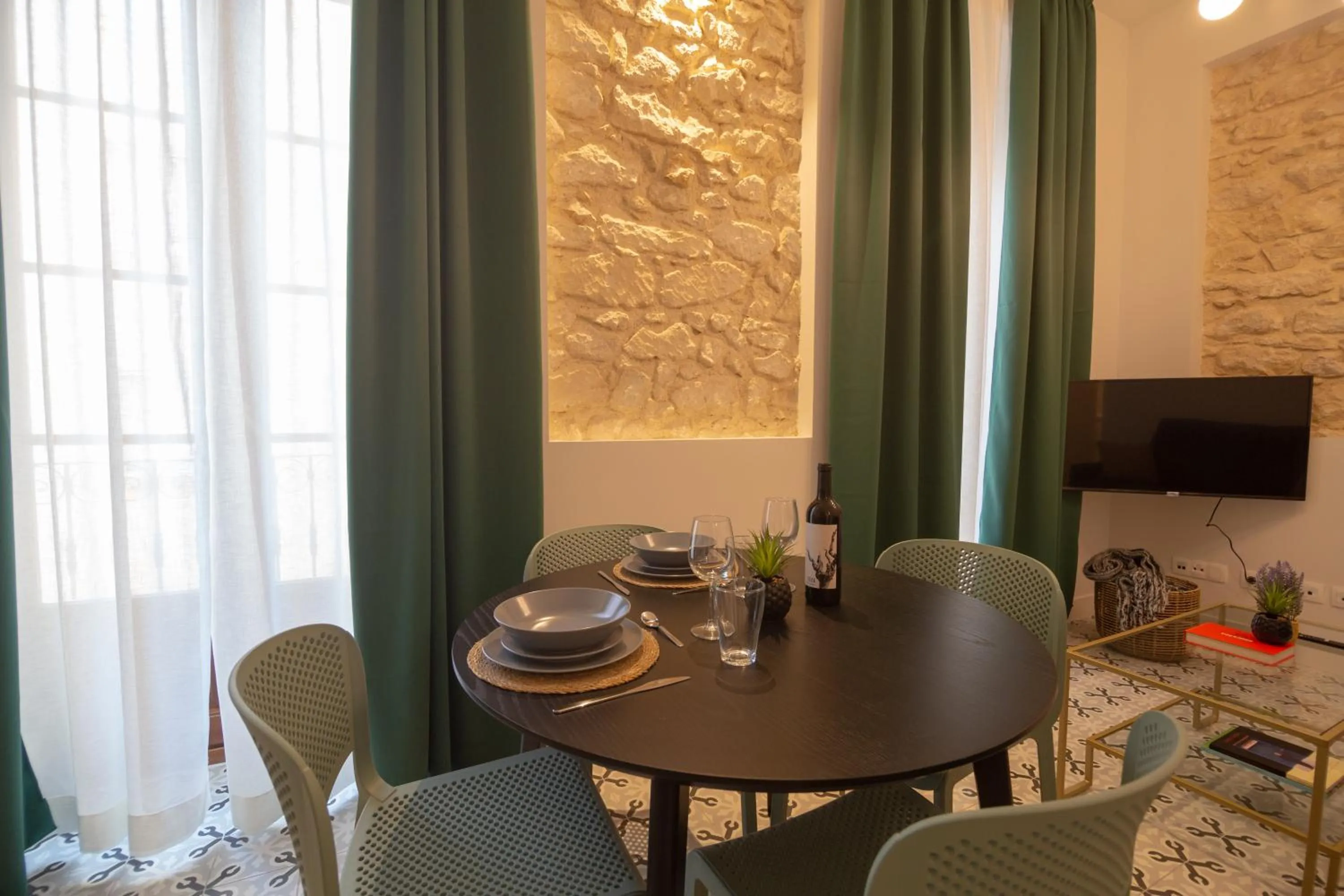 Dining area in Apartamentos Teatro by Be Alicante