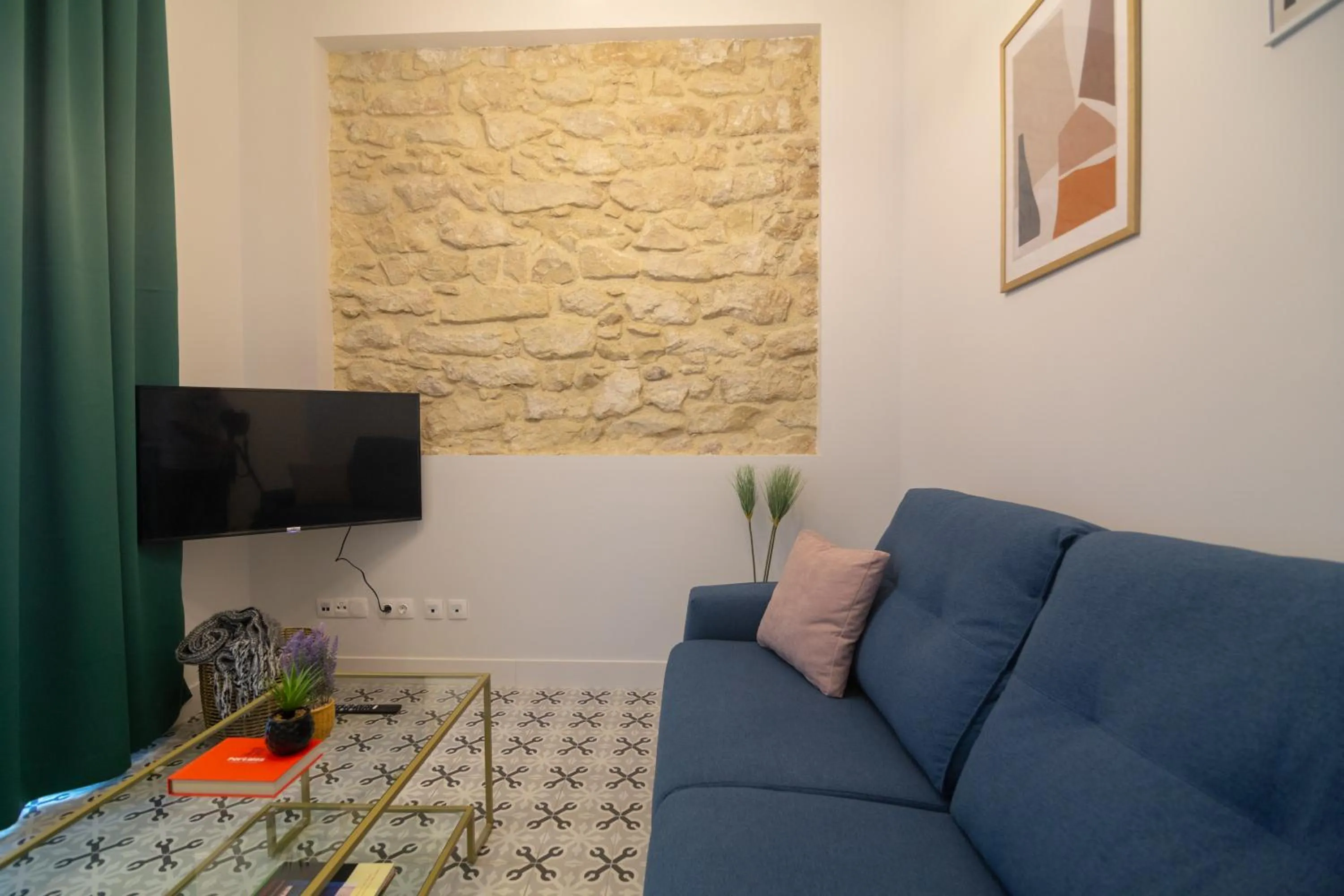 TV and multimedia in Apartamentos Teatro by Be Alicante