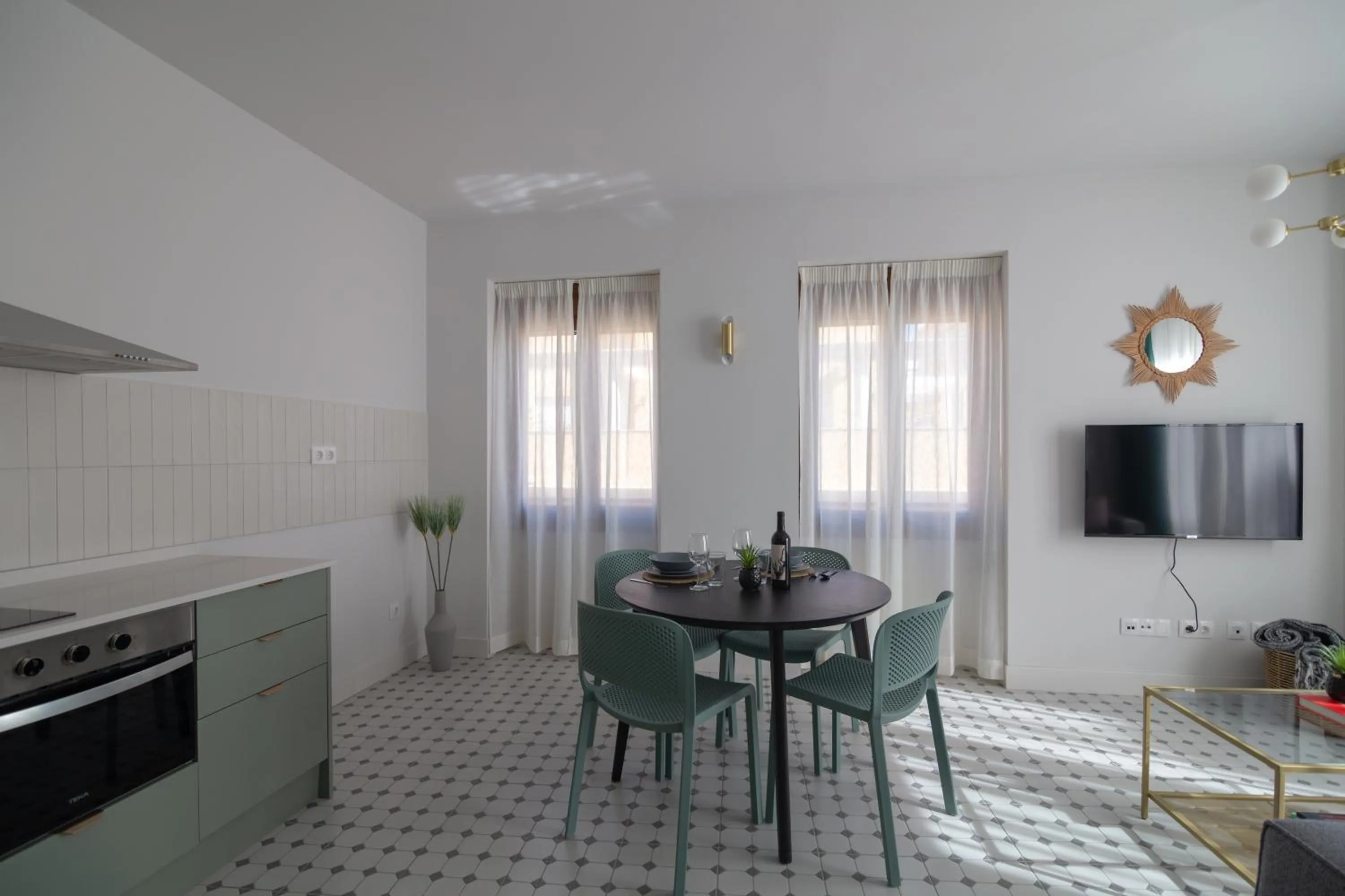Dining area in Apartamentos Teatro by Be Alicante