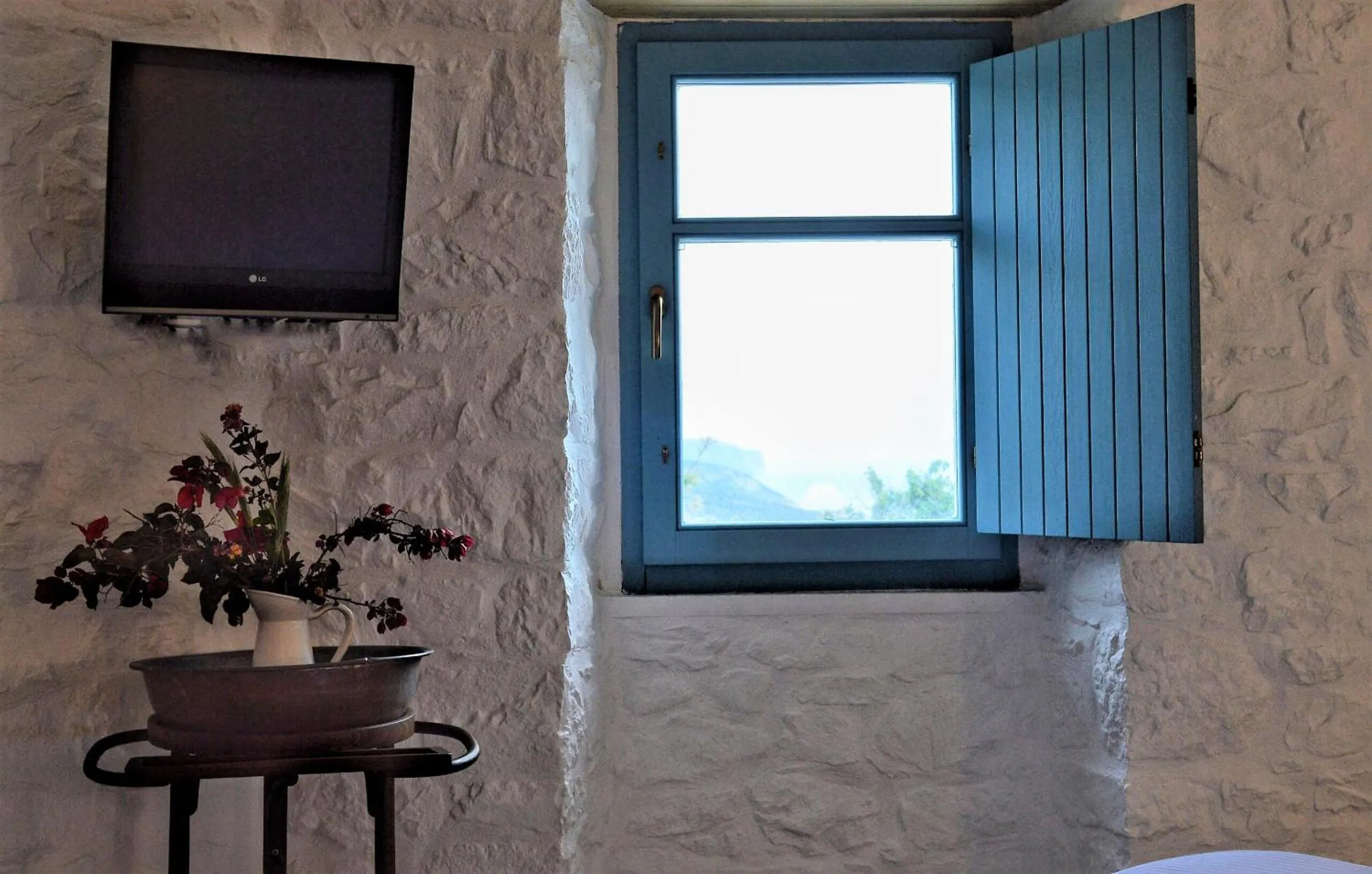 TV and multimedia in Lithos Stone Suites