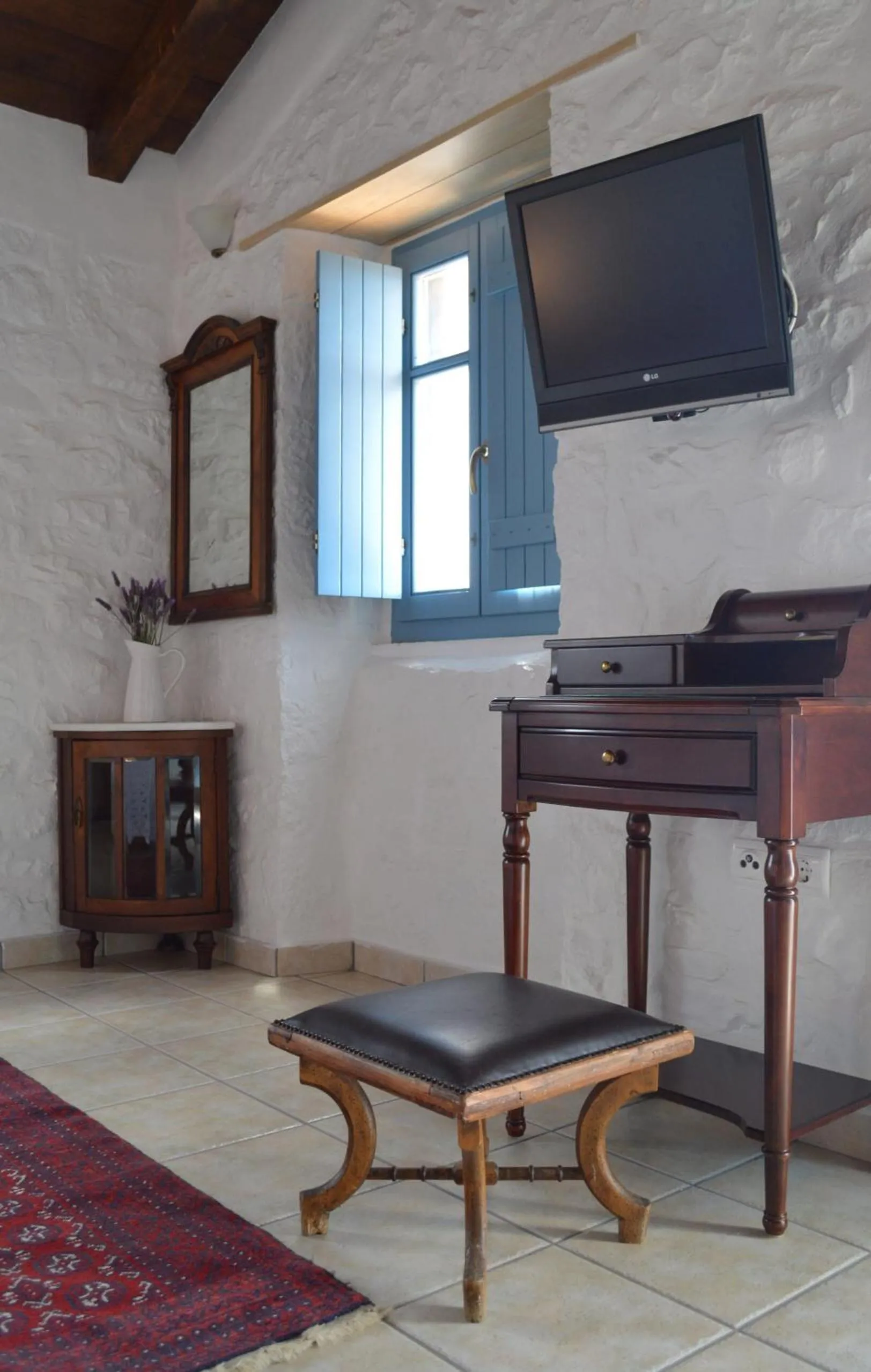 TV and multimedia in Lithos Stone Suites