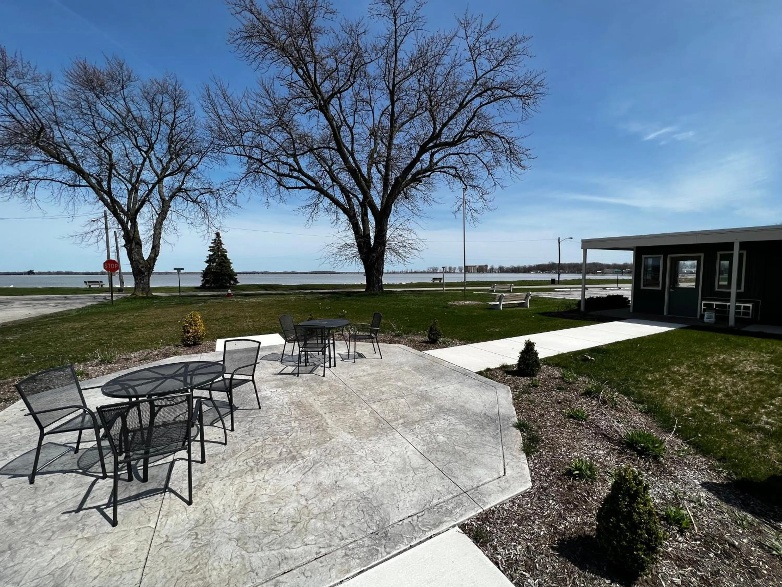 Patio in The Cedar Motel