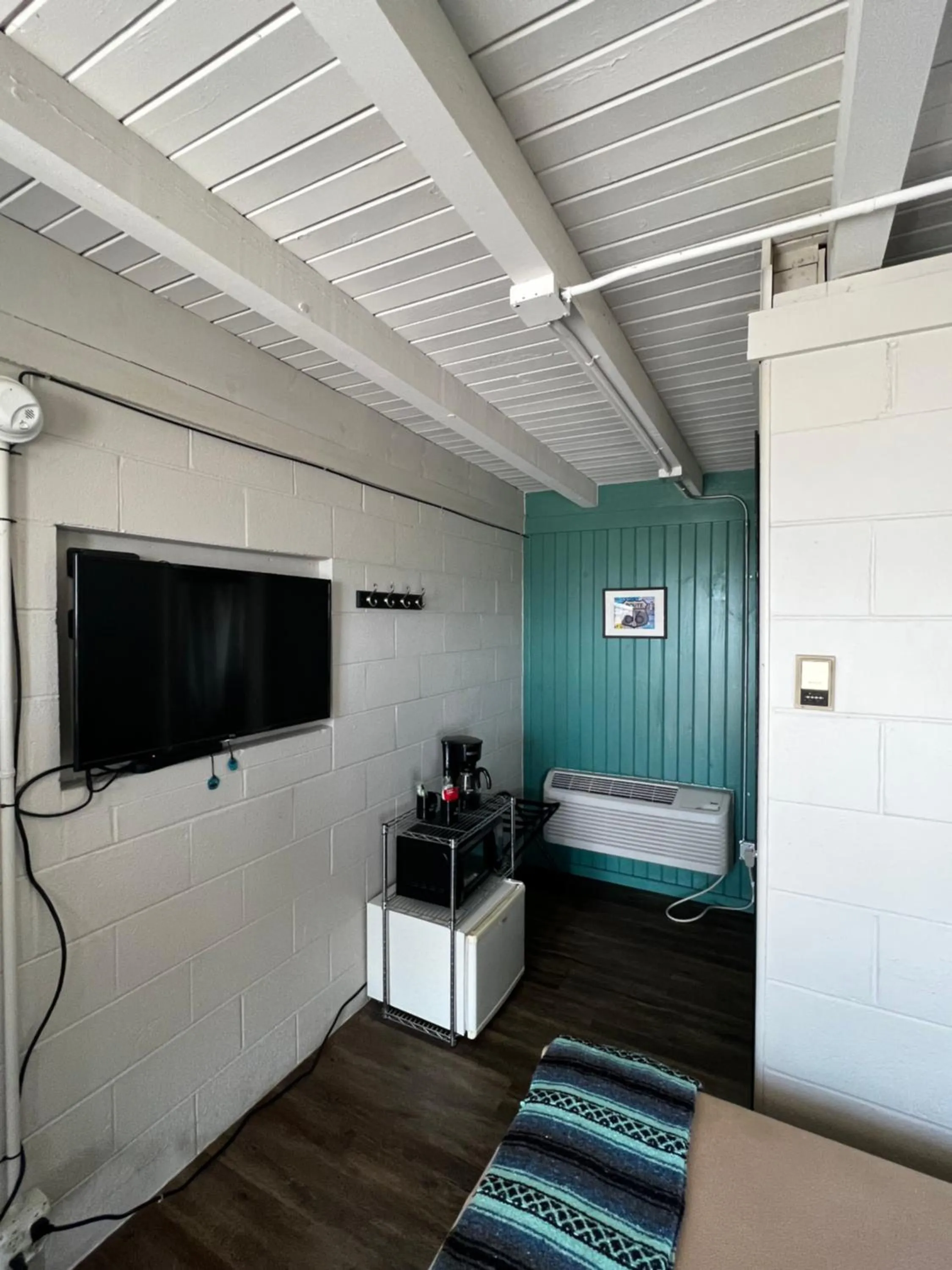 TV and multimedia in The Cedar Motel