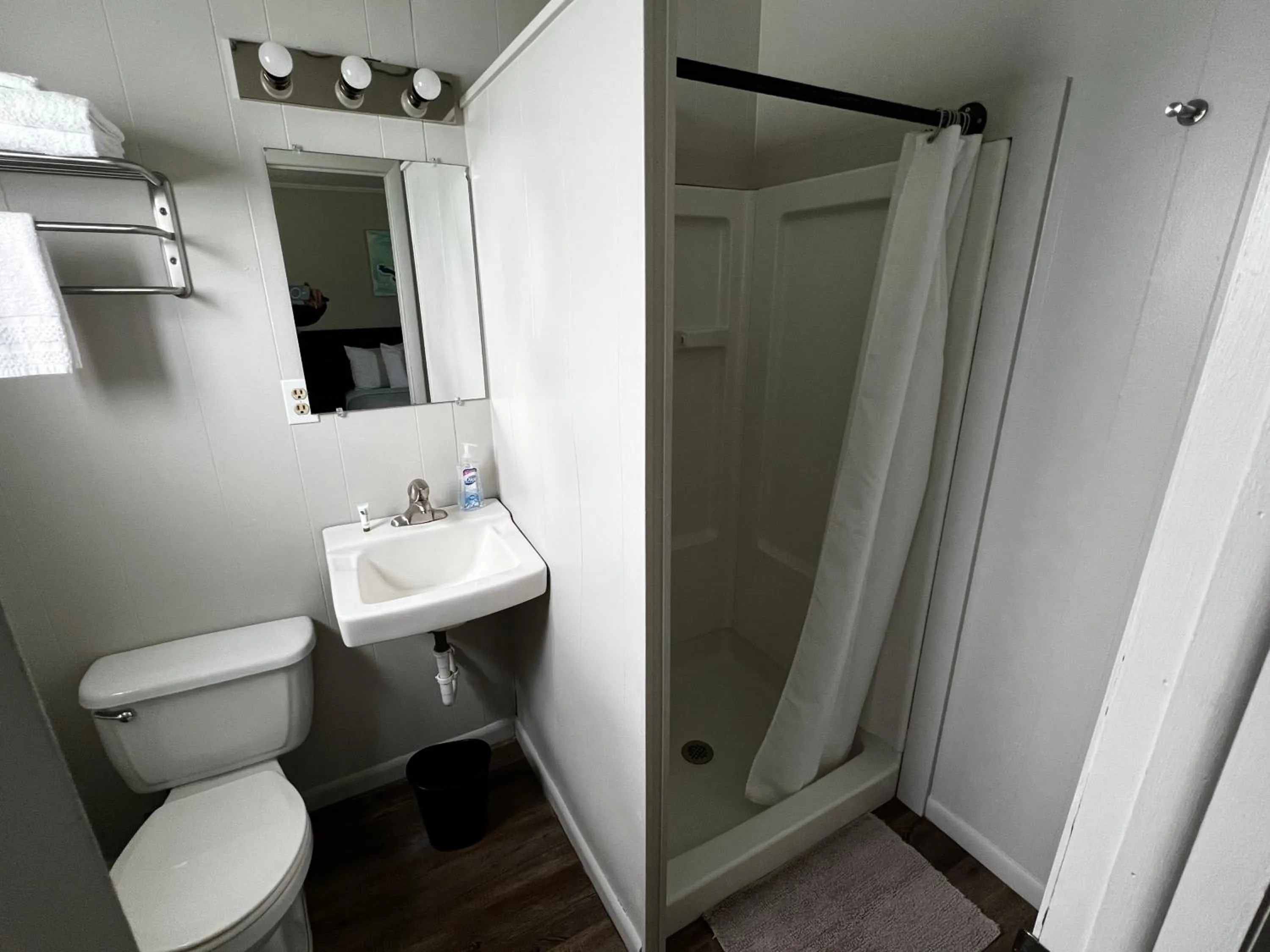 Bathroom in The Cedar Motel