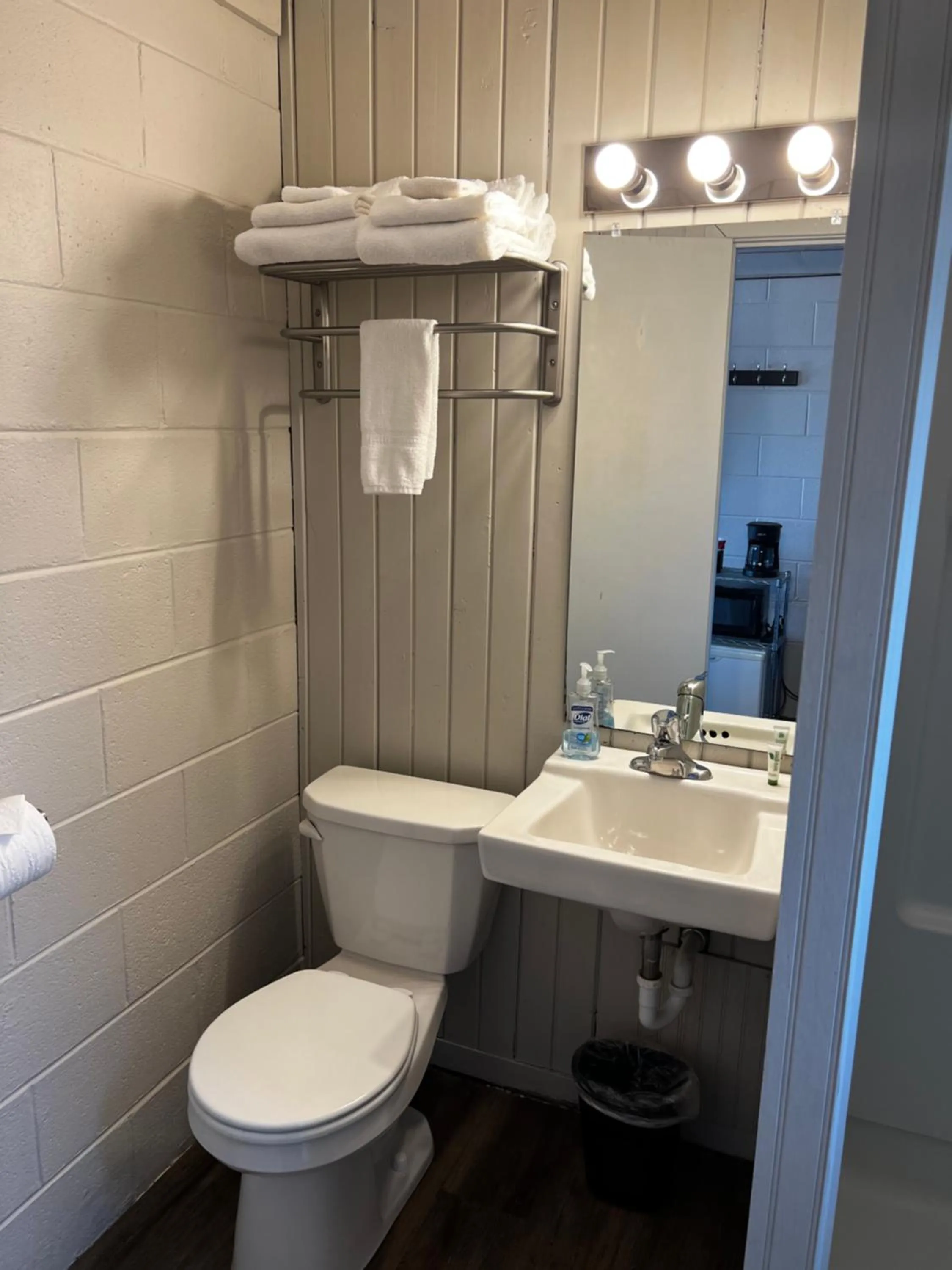 Bathroom in The Cedar Motel