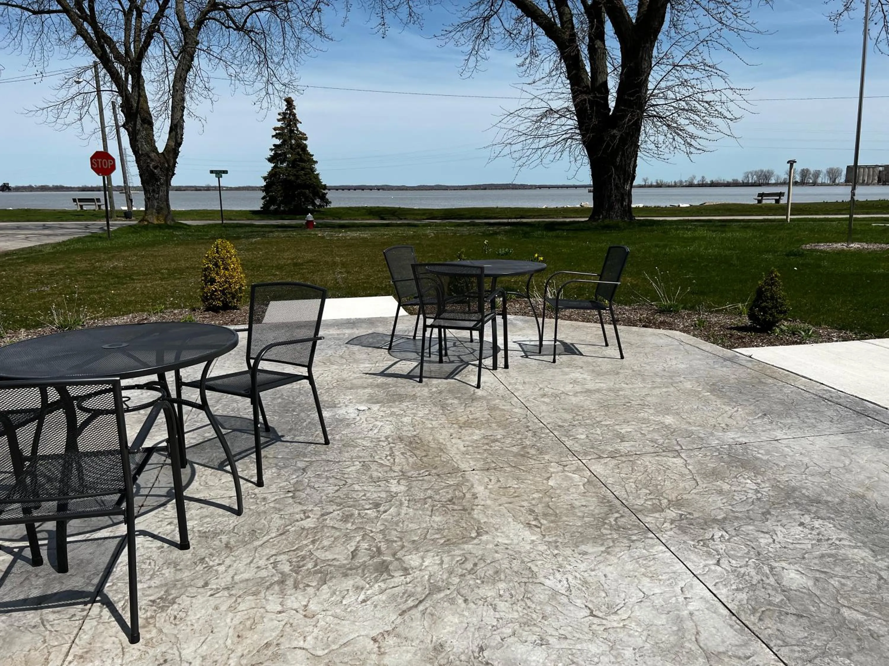 Patio in The Cedar Motel