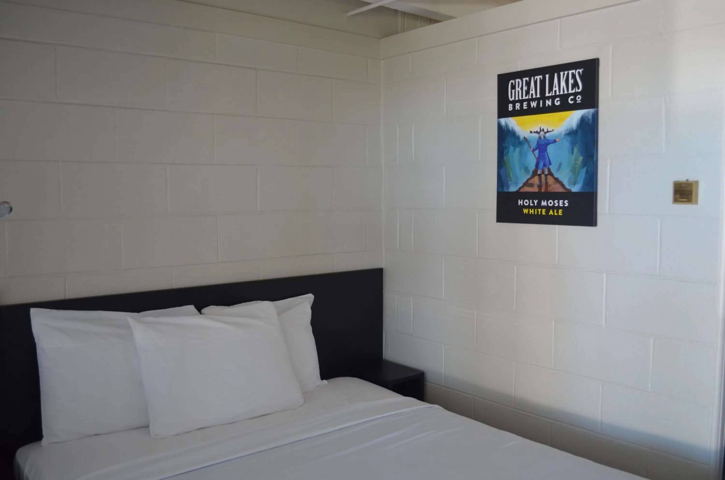 Bedroom in The Cedar Motel