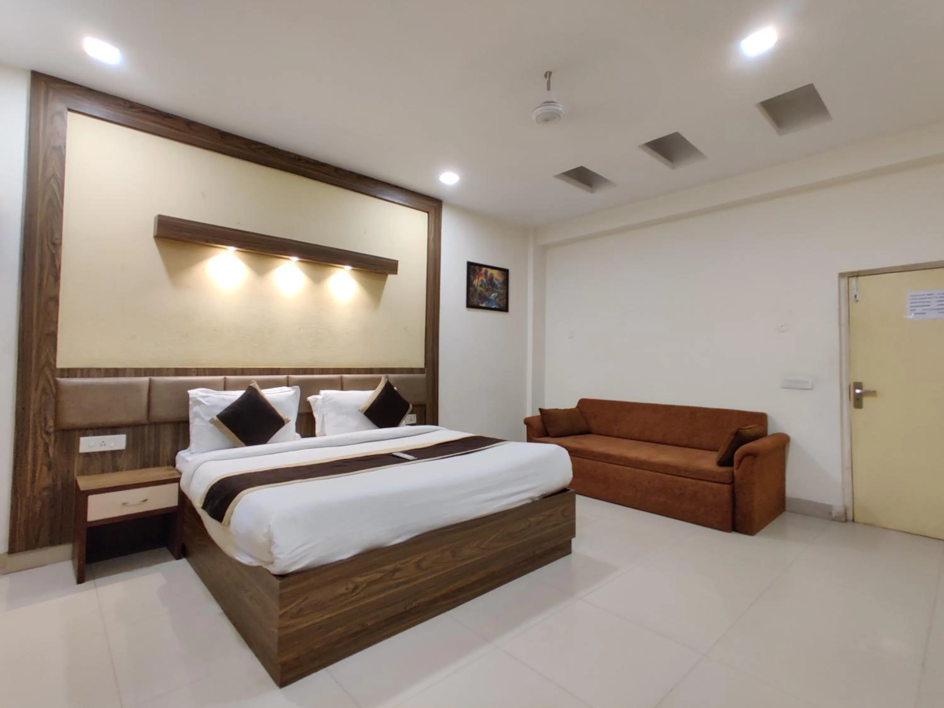 Bedroom, Bed in Raj Darbar - 10 Meter From Golden Temple