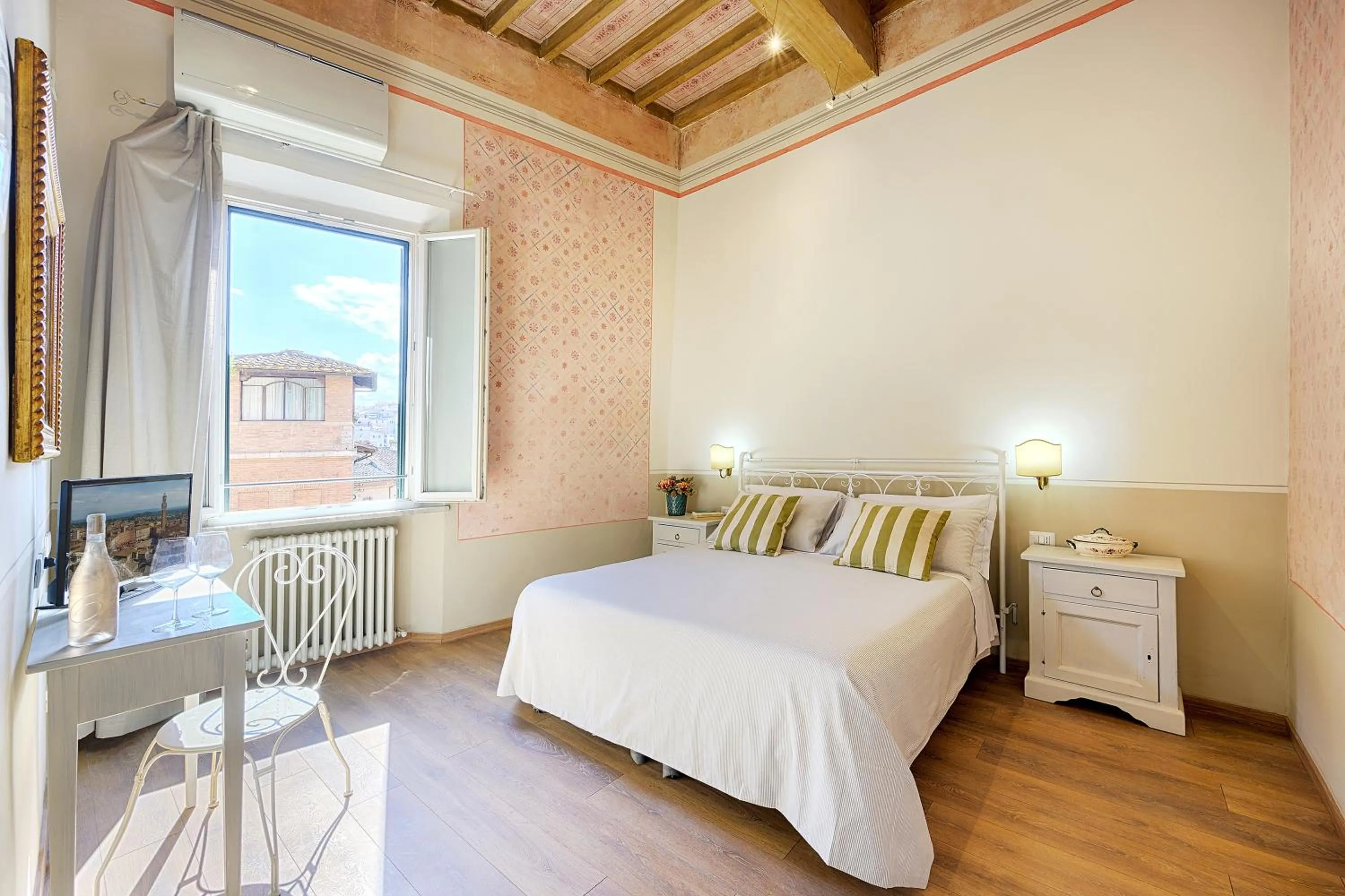 Decorative detail, Bed in I Merli di Ada